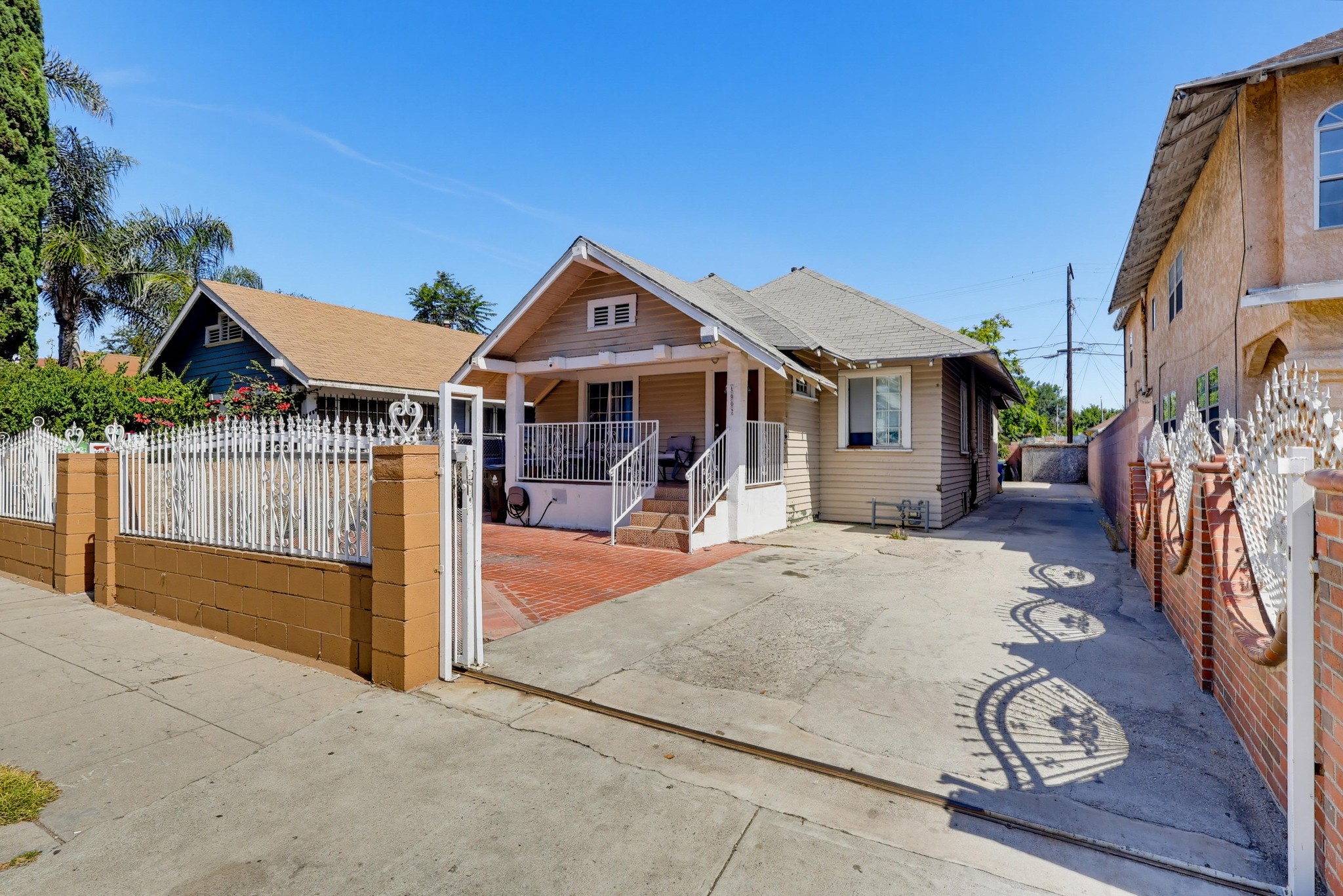 Virtual tour photo 1 of 73 for 1007 E 42nd Pl.