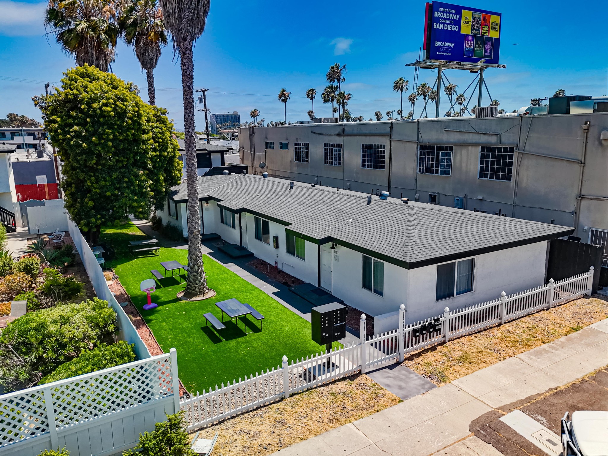 Virtual tour photo 4 of 50 for 1009 Hornblend St