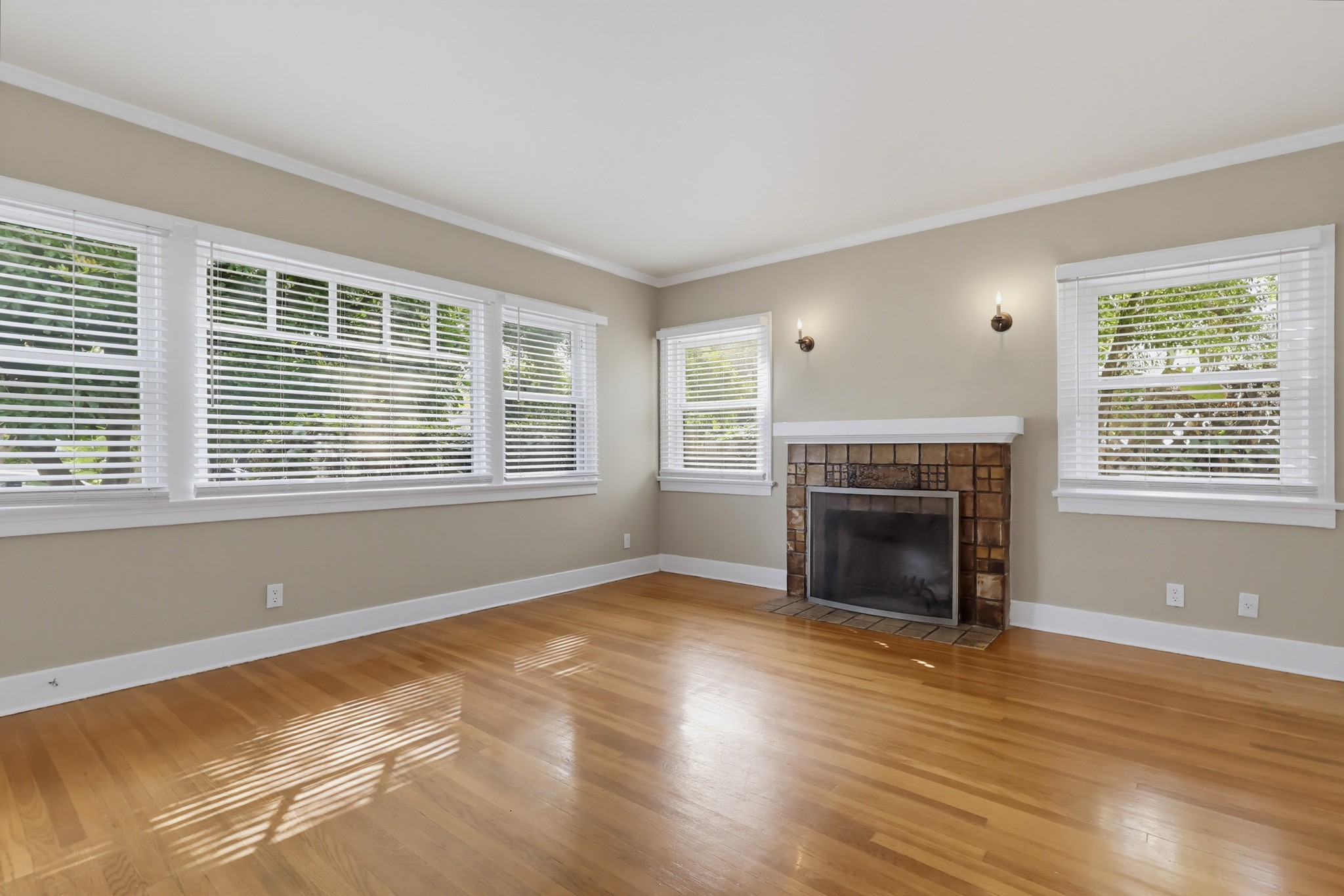 Virtual tour photo 8 of 58 for 1019 Havenhurst Dr