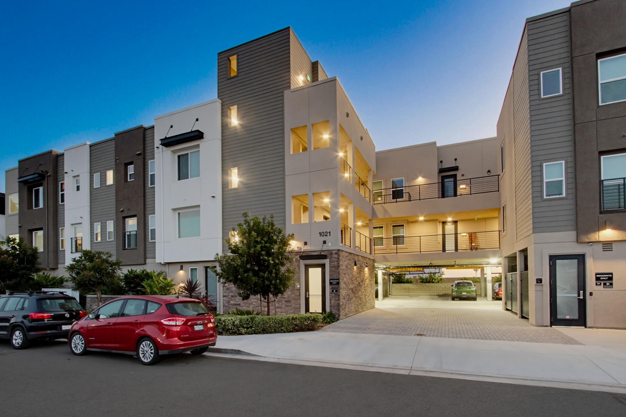 Virtual tour photo 1 of 48 for 1021 S Cleveland St Unit 313