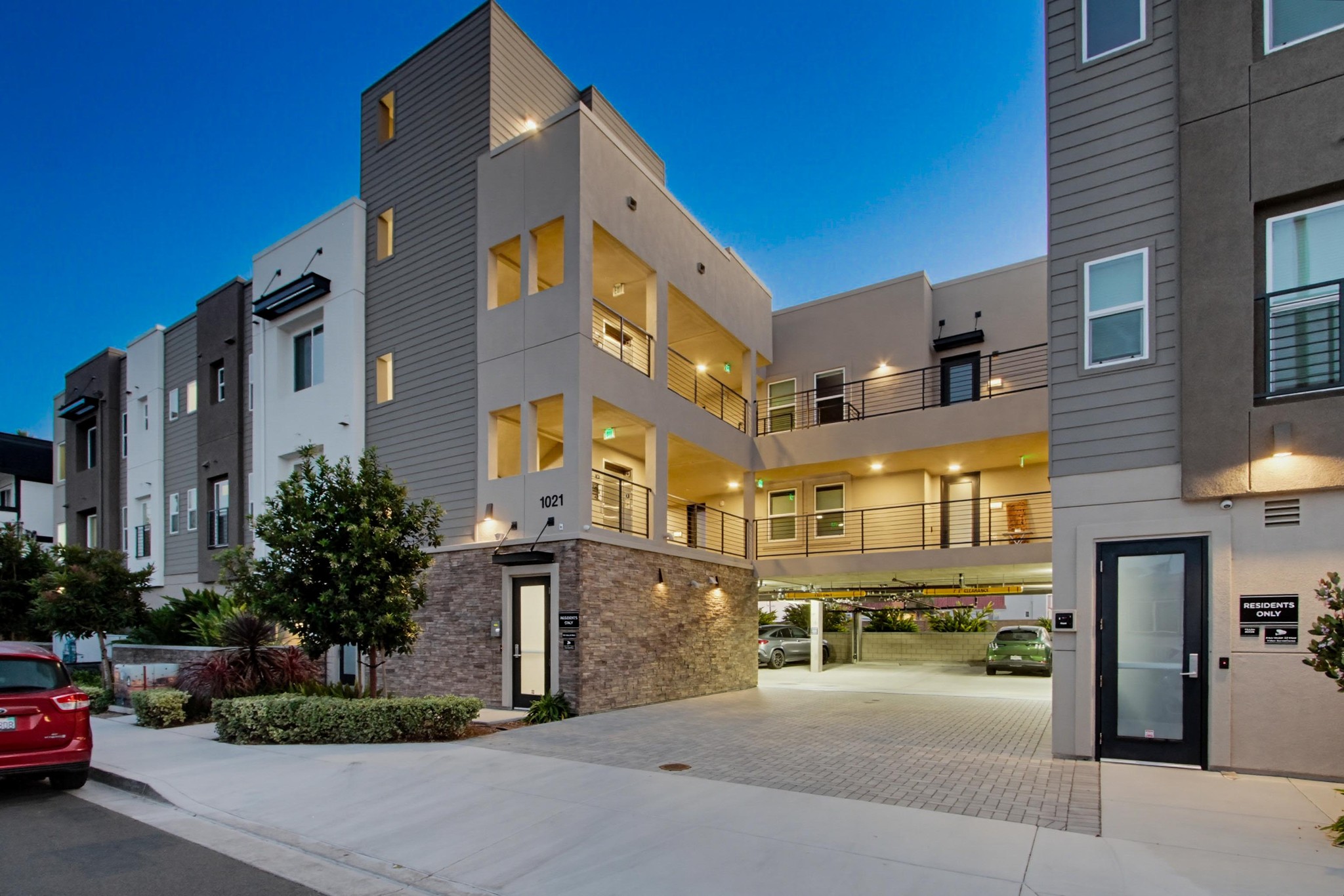 Virtual tour photo 3 of 48 for 1021 S Cleveland St Unit 313