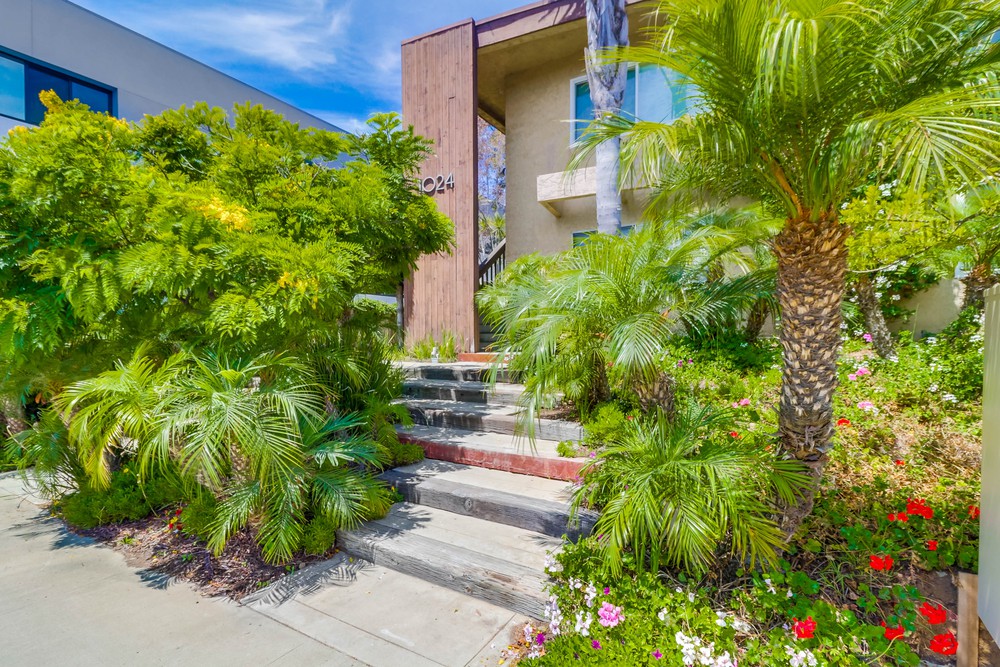 Virtual tour photo 3 of 27 for 1024 Turquoise St B