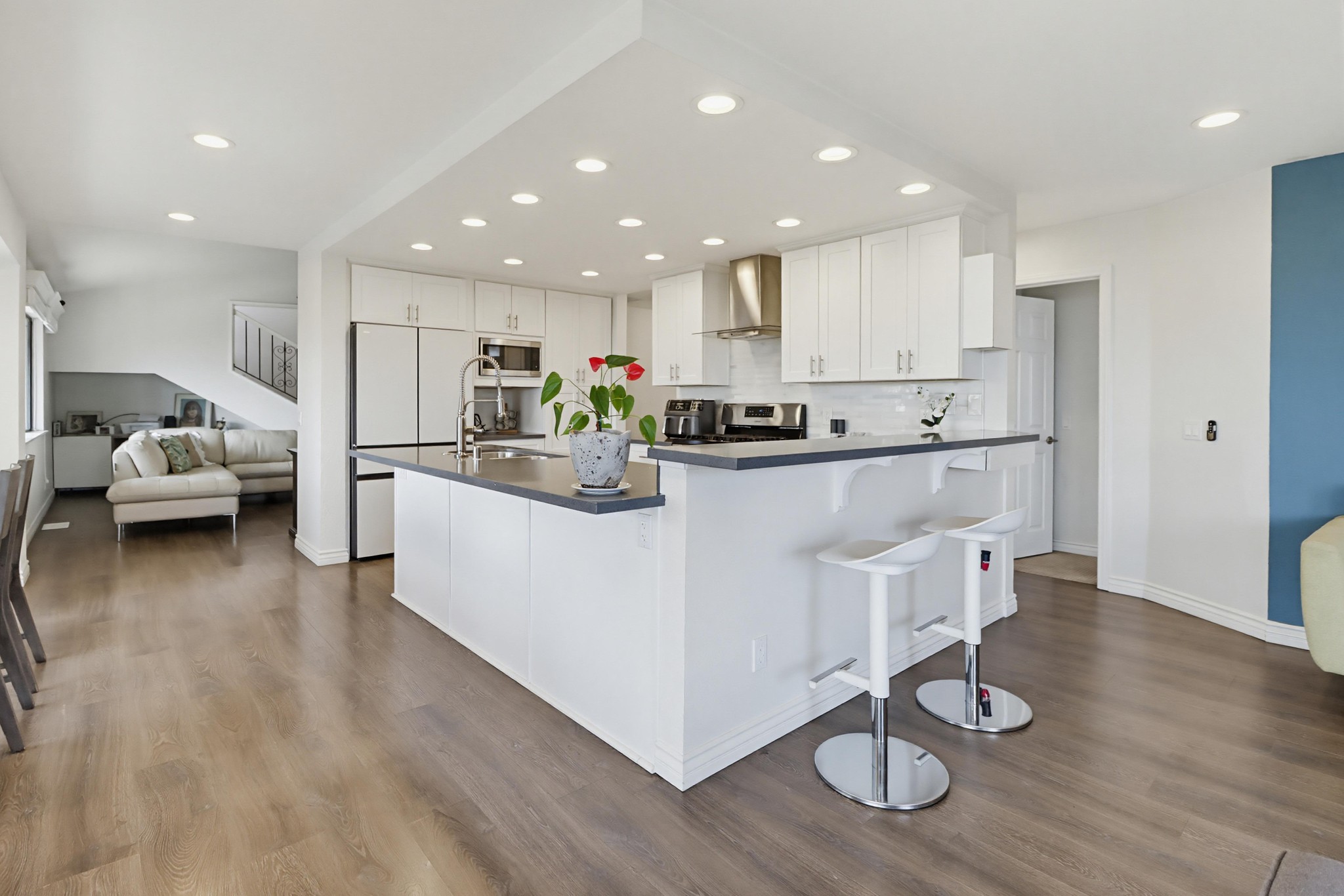 Virtual tour photo 10 of 74 for 1033 Loma Portal Dr