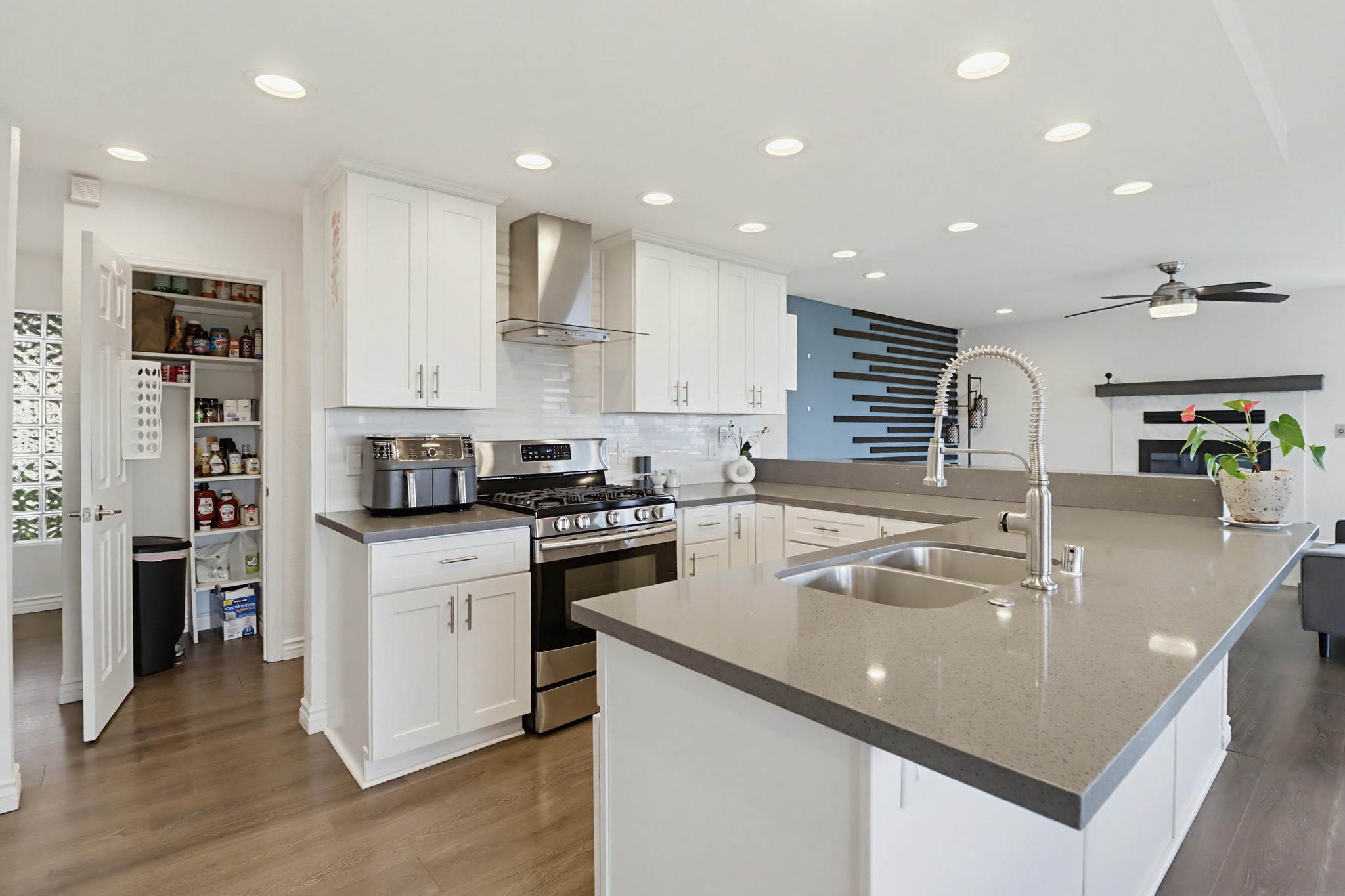 Virtual tour photo 16 of 74 for 1033 Loma Portal Dr