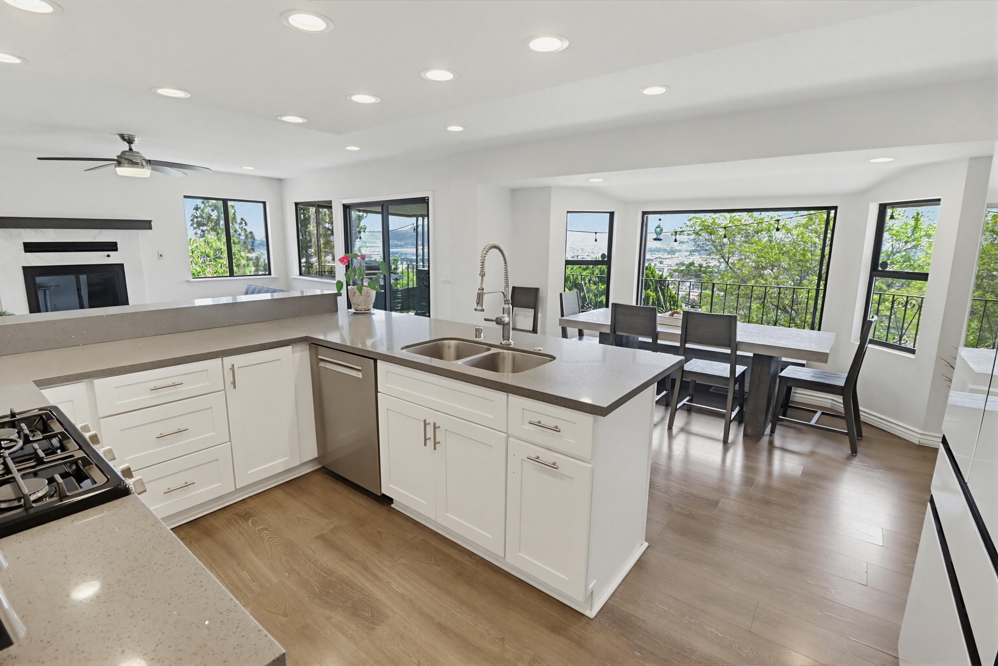 Virtual tour photo 18 of 74 for 1033 Loma Portal Dr