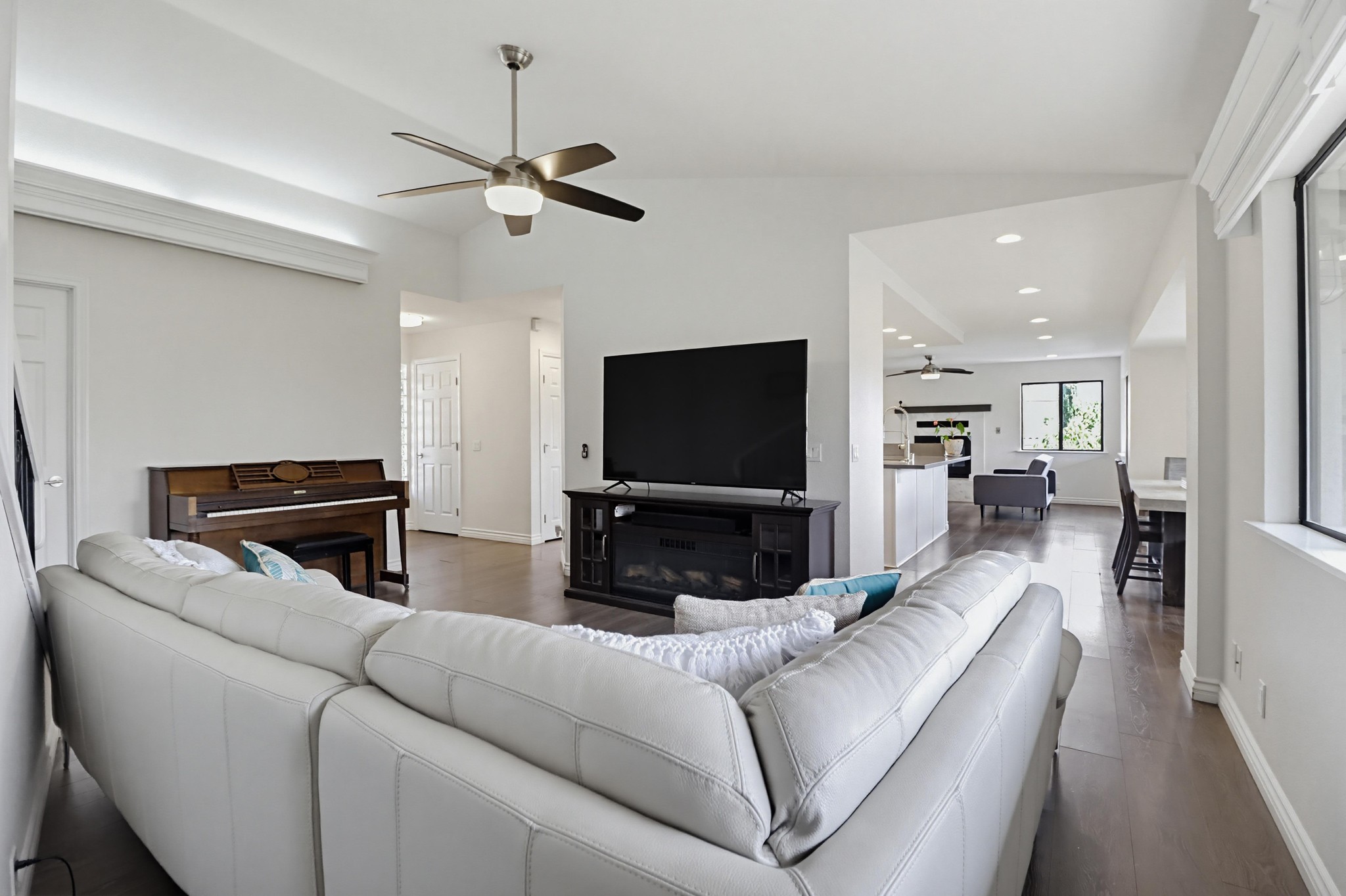 Virtual tour photo 28 of 74 for 1033 Loma Portal Dr