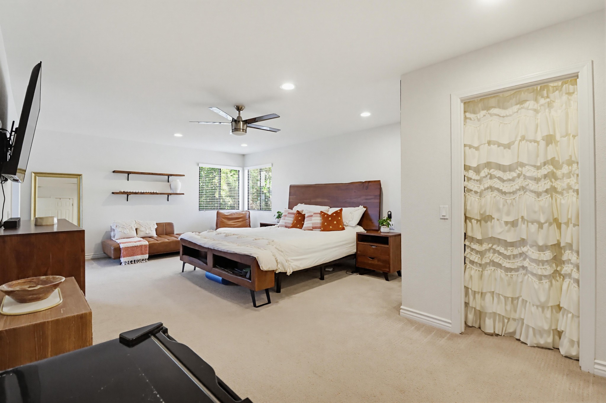 Virtual tour photo 34 of 74 for 1033 Loma Portal Dr