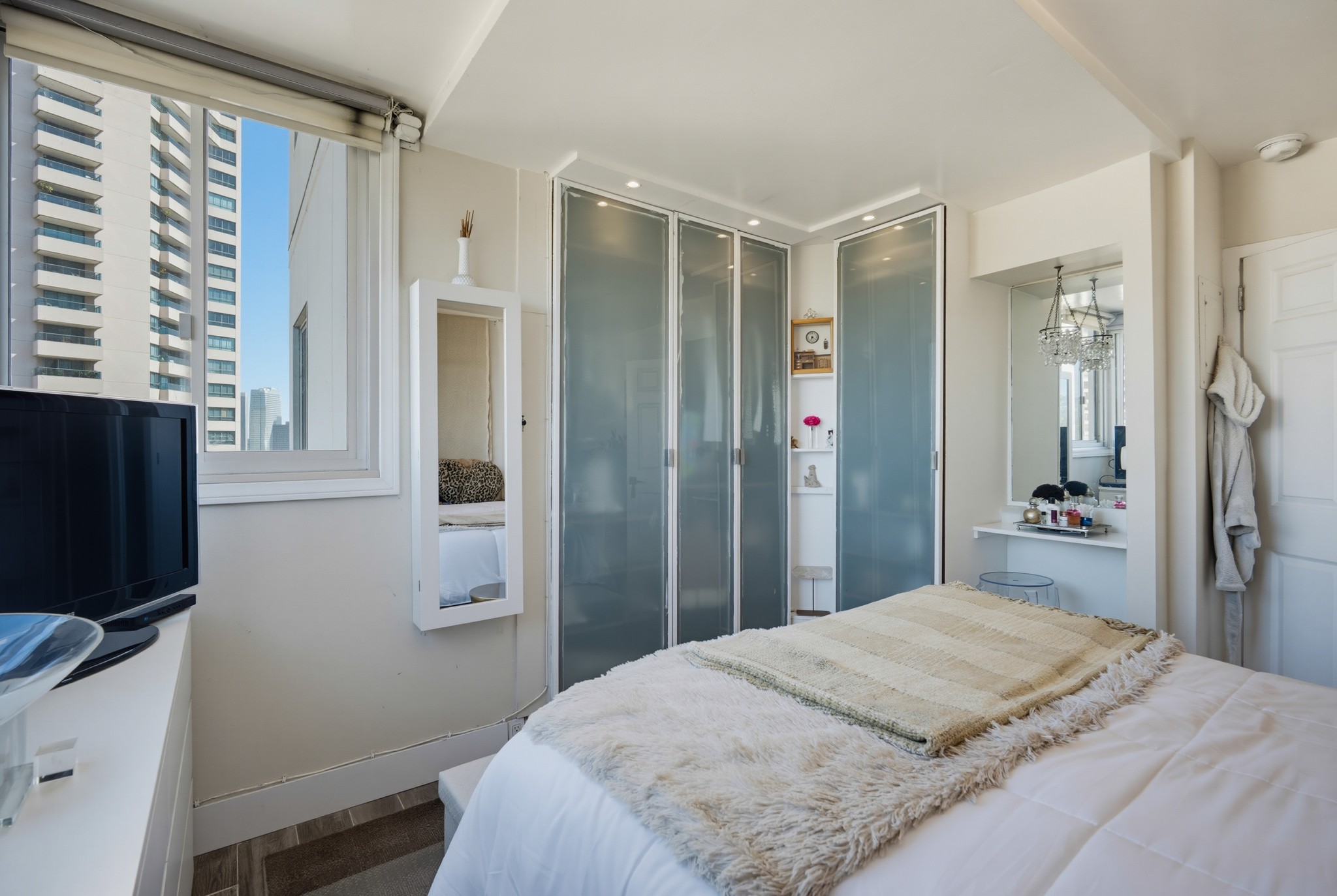 Virtual tour photo 20 of 36 for 10501 Wilshire Blvd