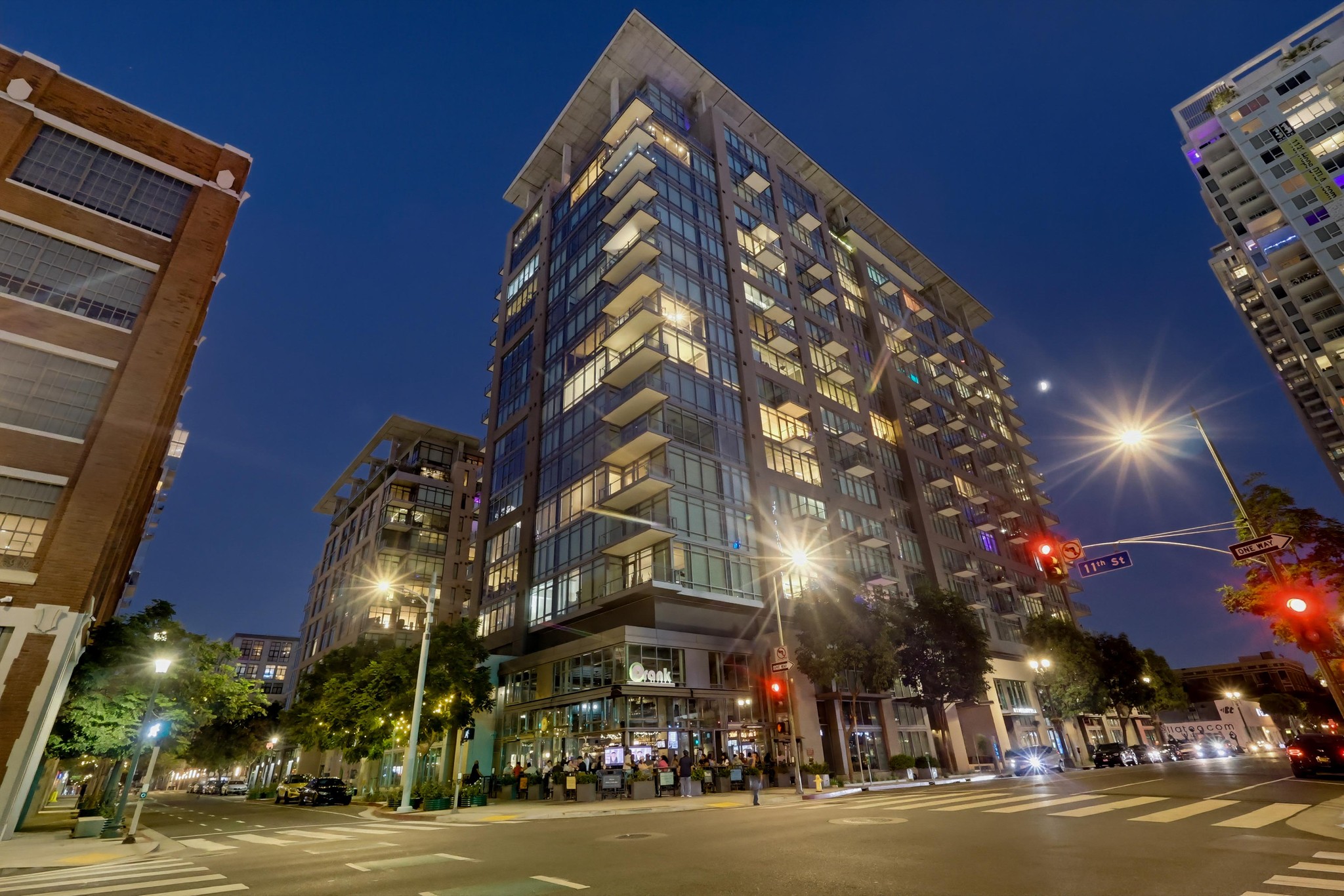 Virtual tour photo 1 of 84 for 1100 S Hope St Apt 1302
