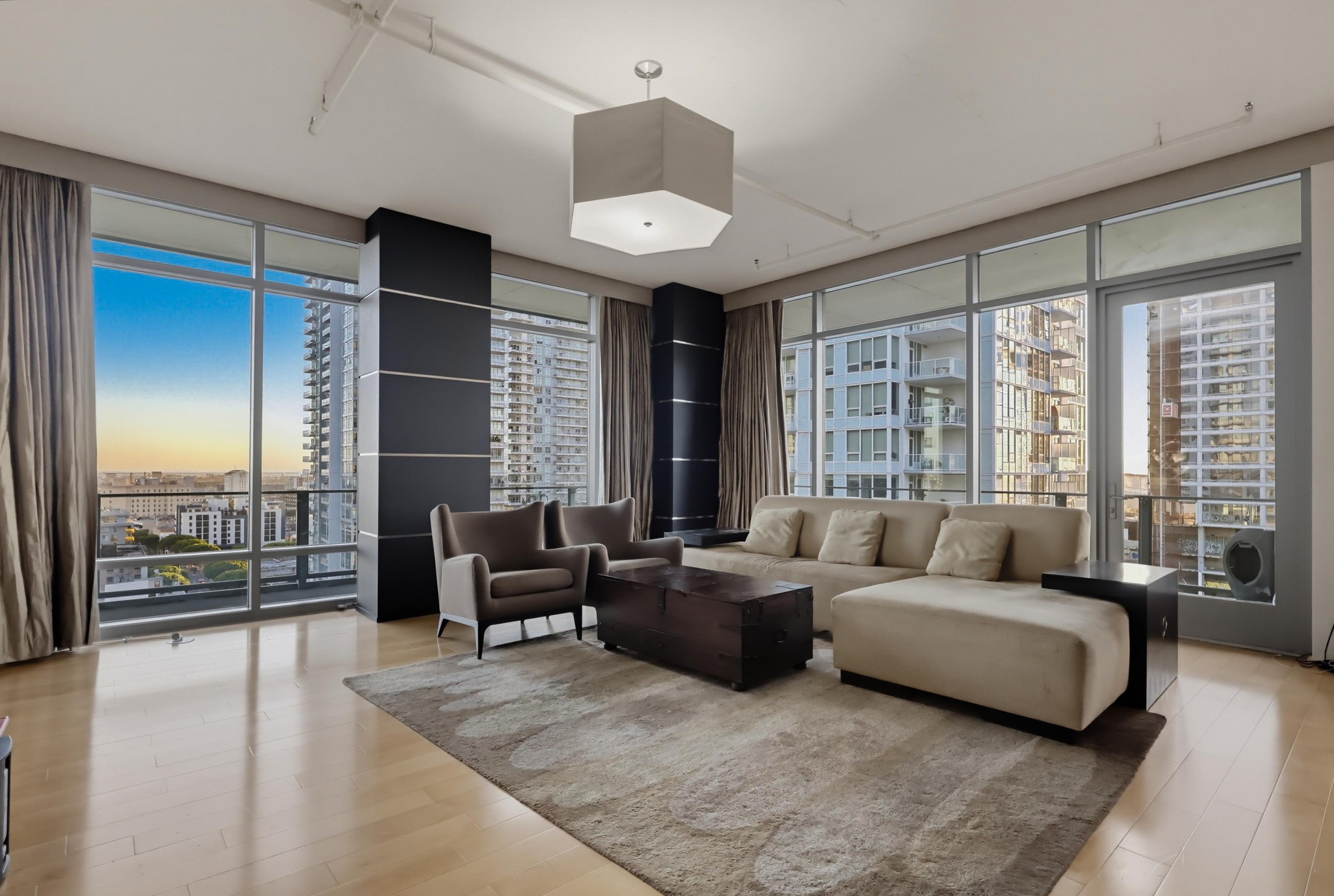 Virtual tour photo 7 of 84 for 1100 S Hope St Apt 1302