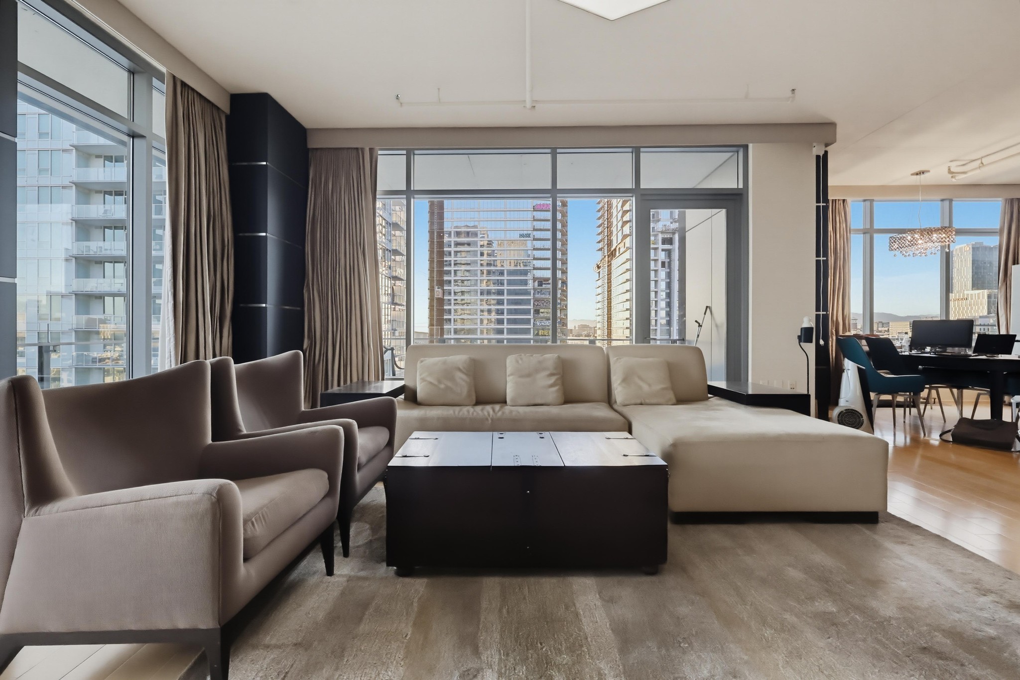 Virtual tour photo 8 of 84 for 1100 S Hope St Apt 1302