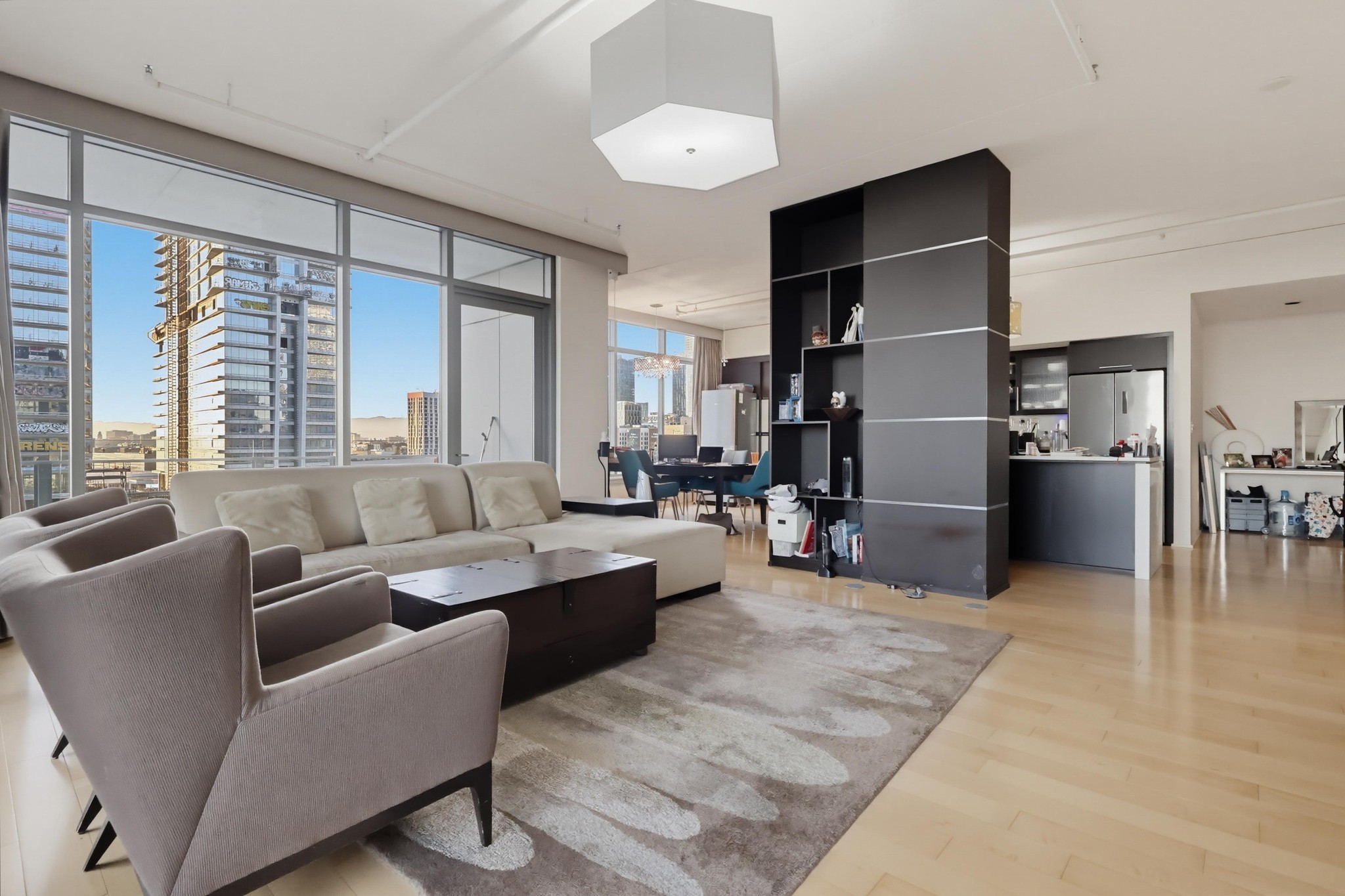 Virtual tour photo 9 of 84 for 1100 S Hope St Apt 1302