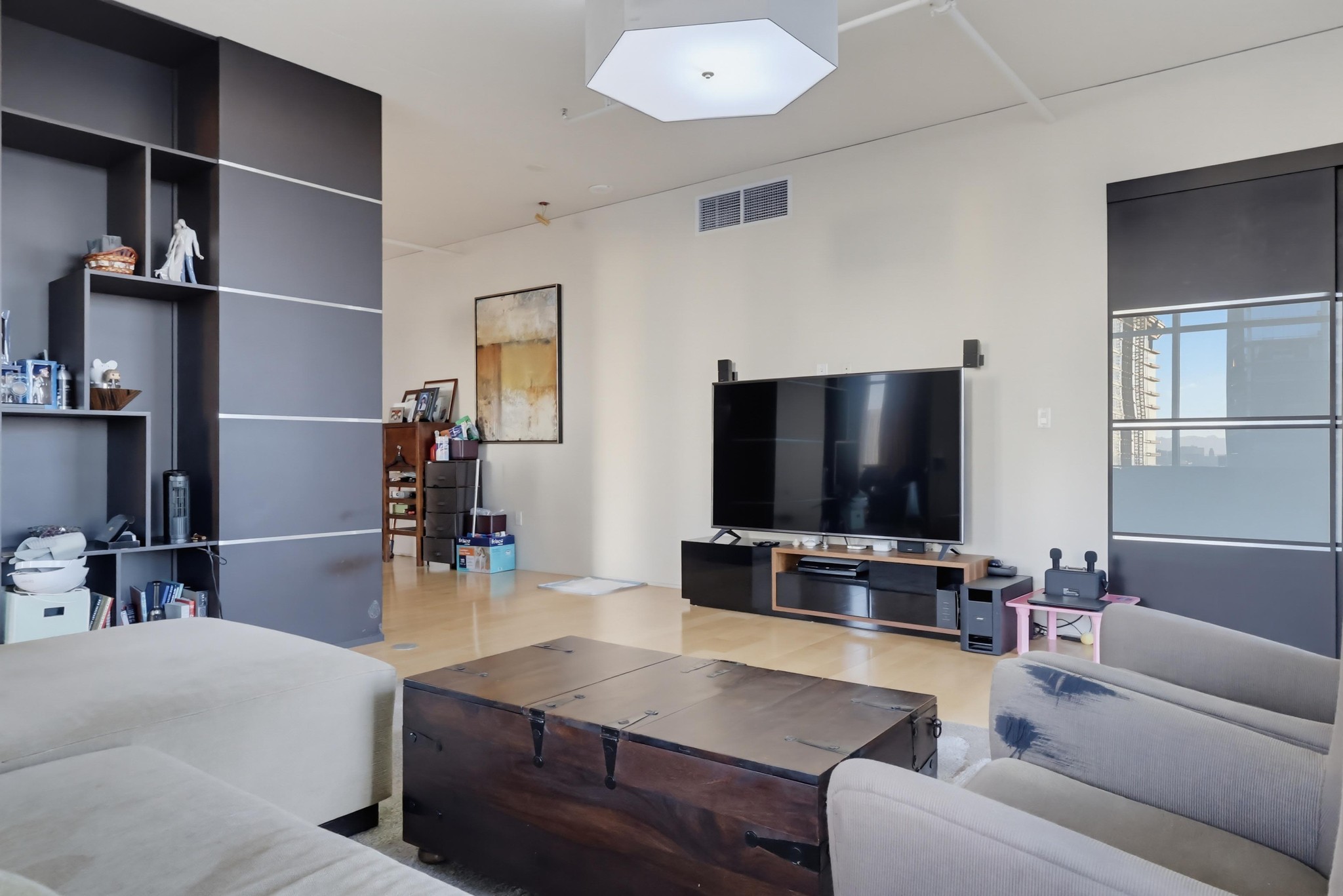 Virtual tour photo 10 of 84 for 1100 S Hope St Apt 1302