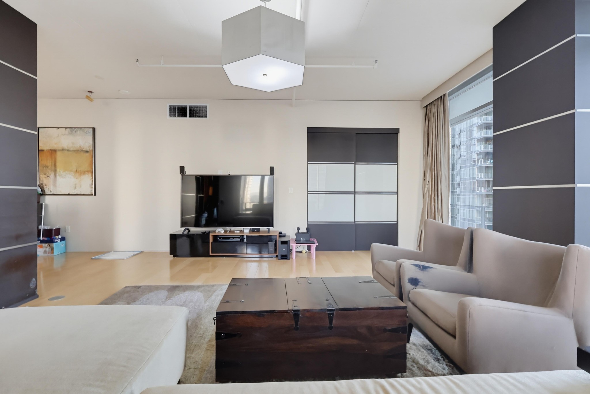 Virtual tour photo 11 of 84 for 1100 S Hope St Apt 1302