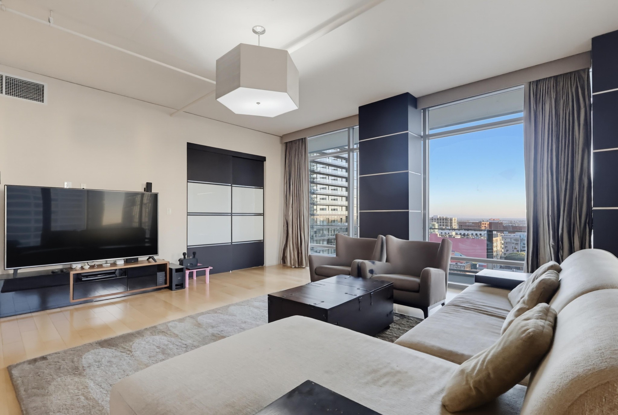 Virtual tour photo 12 of 84 for 1100 S Hope St Apt 1302