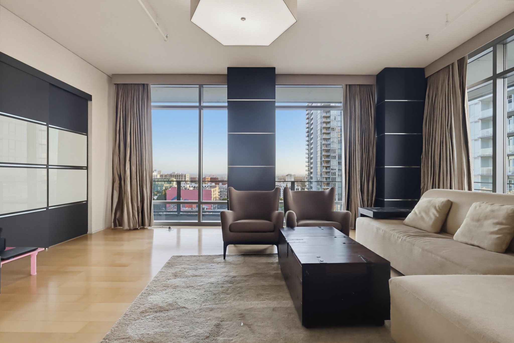 Virtual tour photo 13 of 84 for 1100 S Hope St Apt 1302