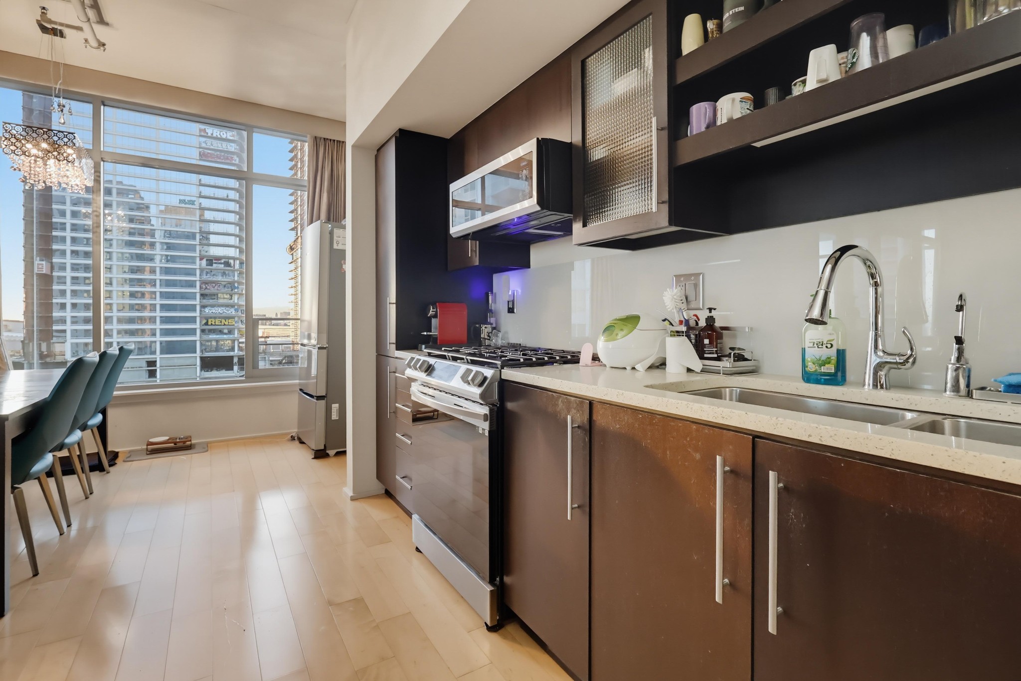 Virtual tour photo 21 of 84 for 1100 S Hope St Apt 1302