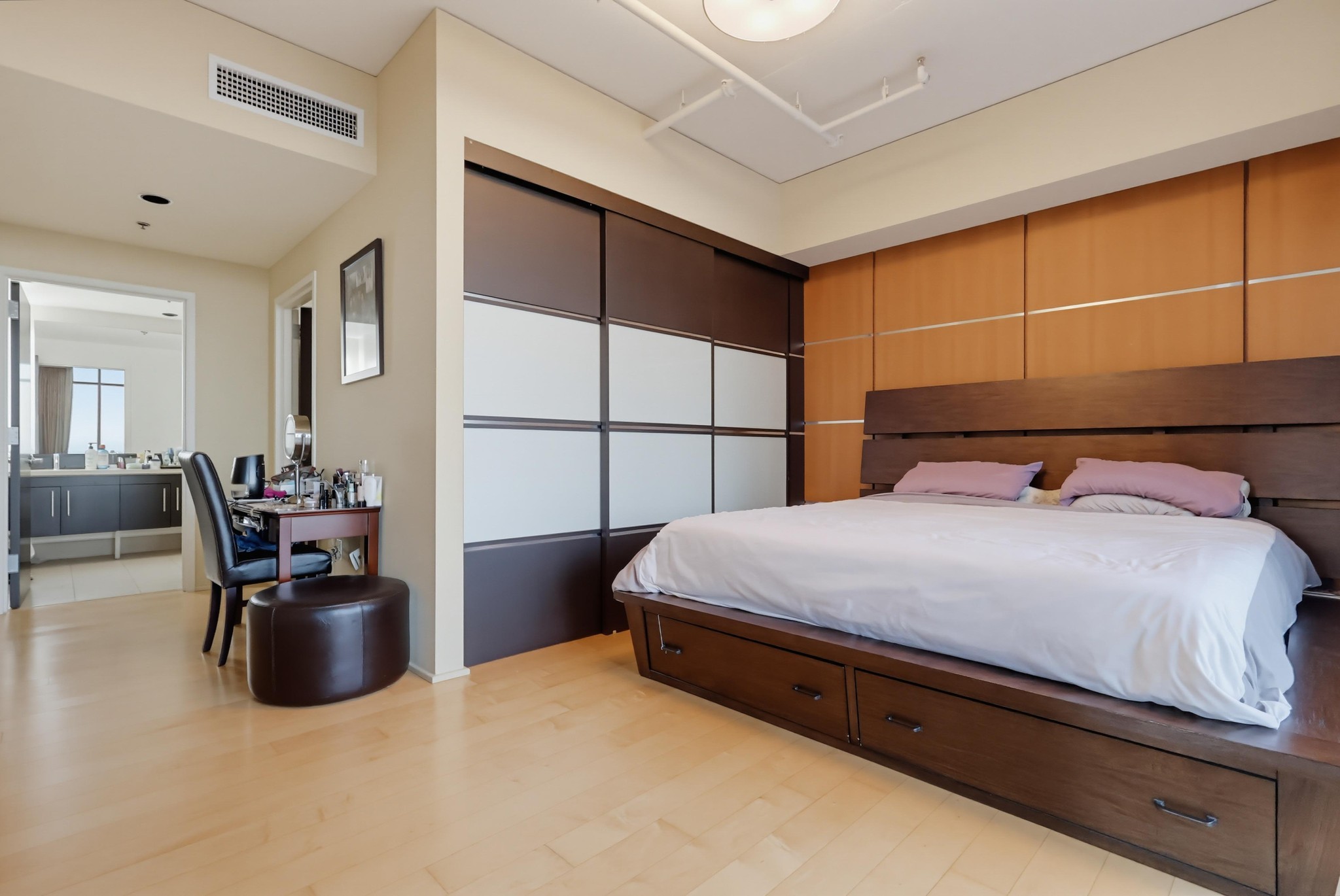 Virtual tour photo 28 of 84 for 1100 S Hope St Apt 1302