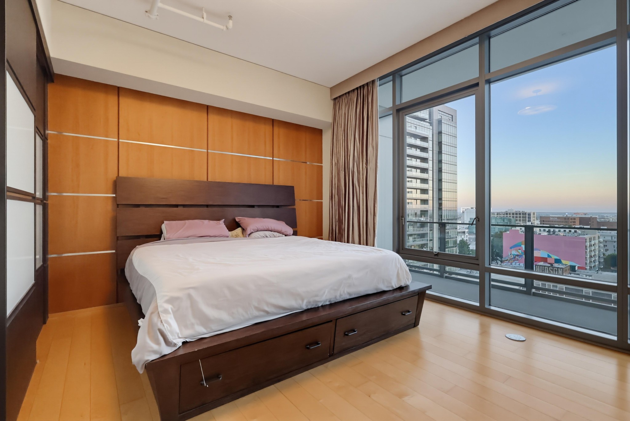 Virtual tour photo 30 of 84 for 1100 S Hope St Apt 1302