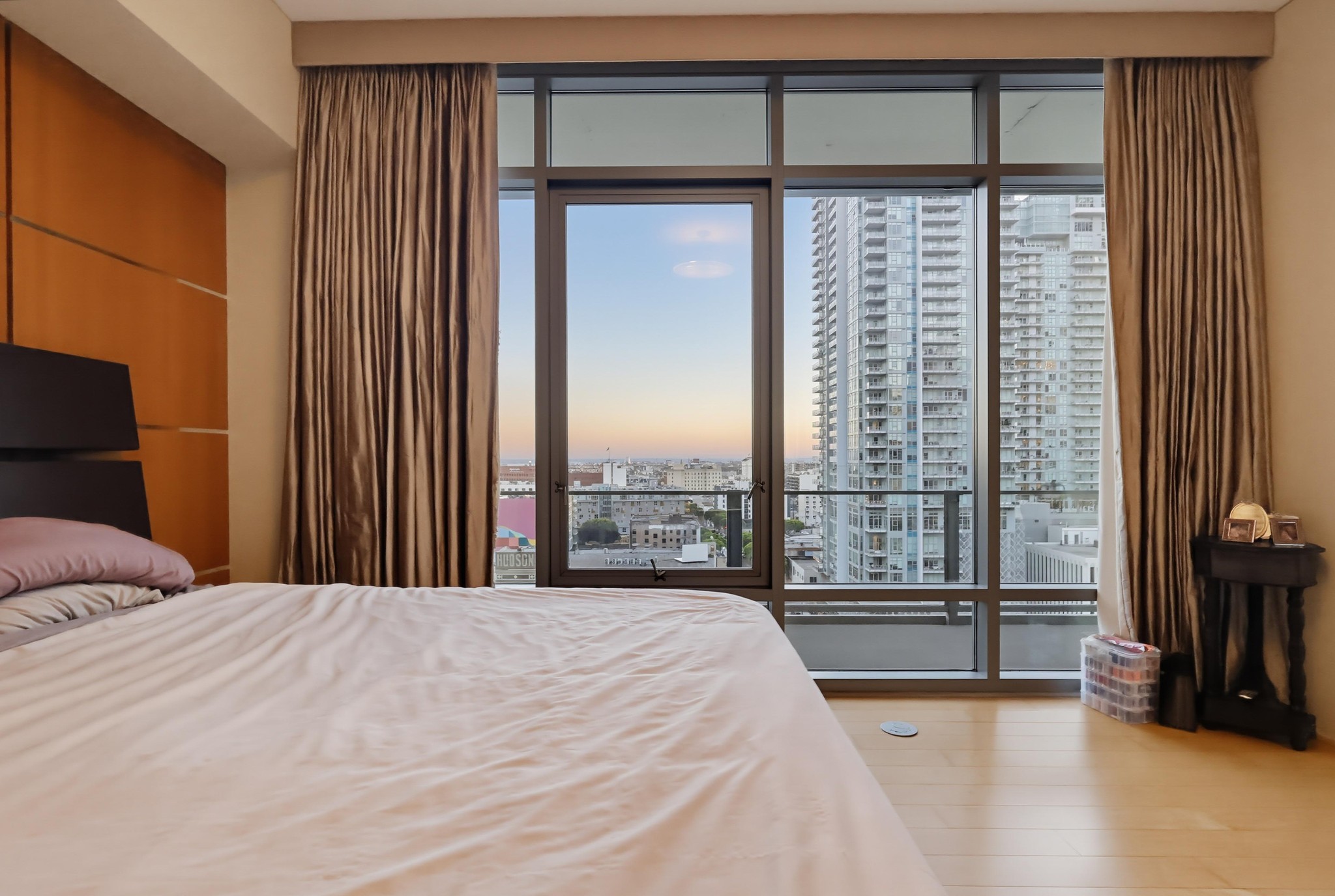 Virtual tour photo 31 of 84 for 1100 S Hope St Apt 1302