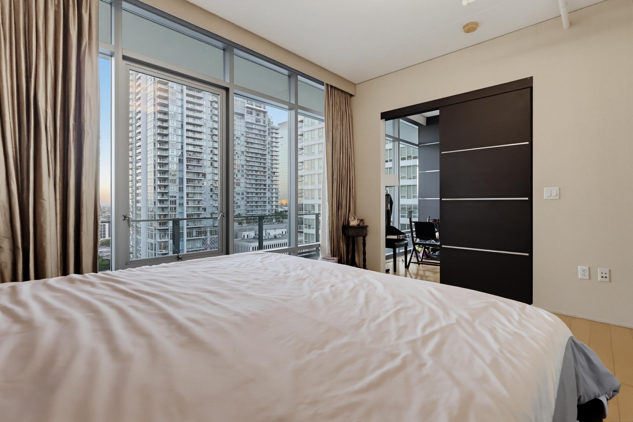 Virtual tour photo 32 of 84 for 1100 S Hope St Apt 1302