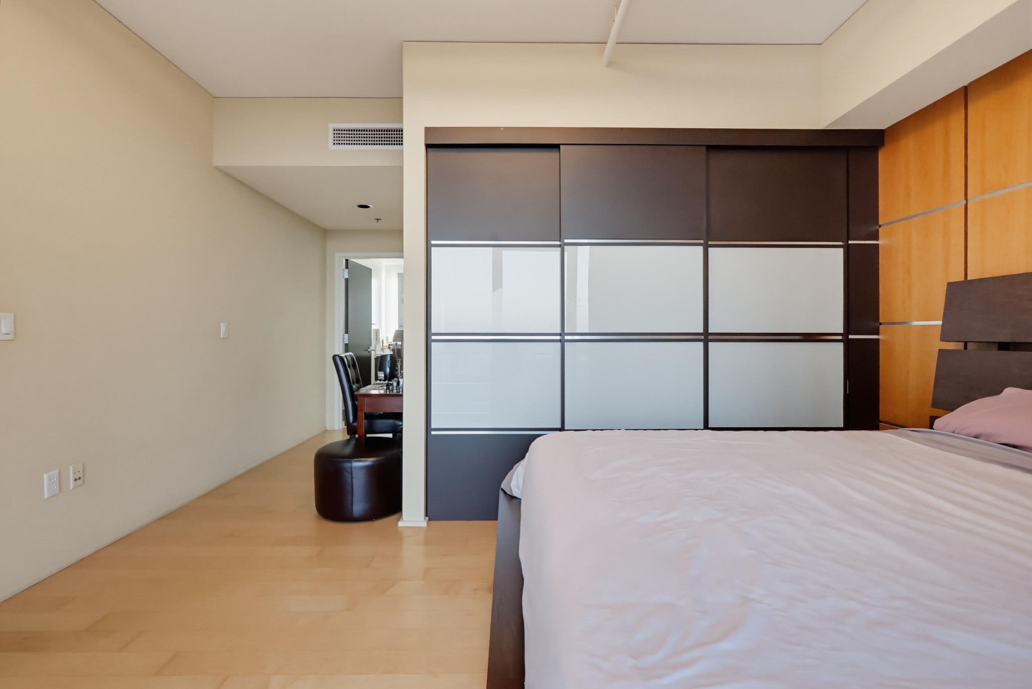 Virtual tour photo 33 of 84 for 1100 S Hope St Apt 1302