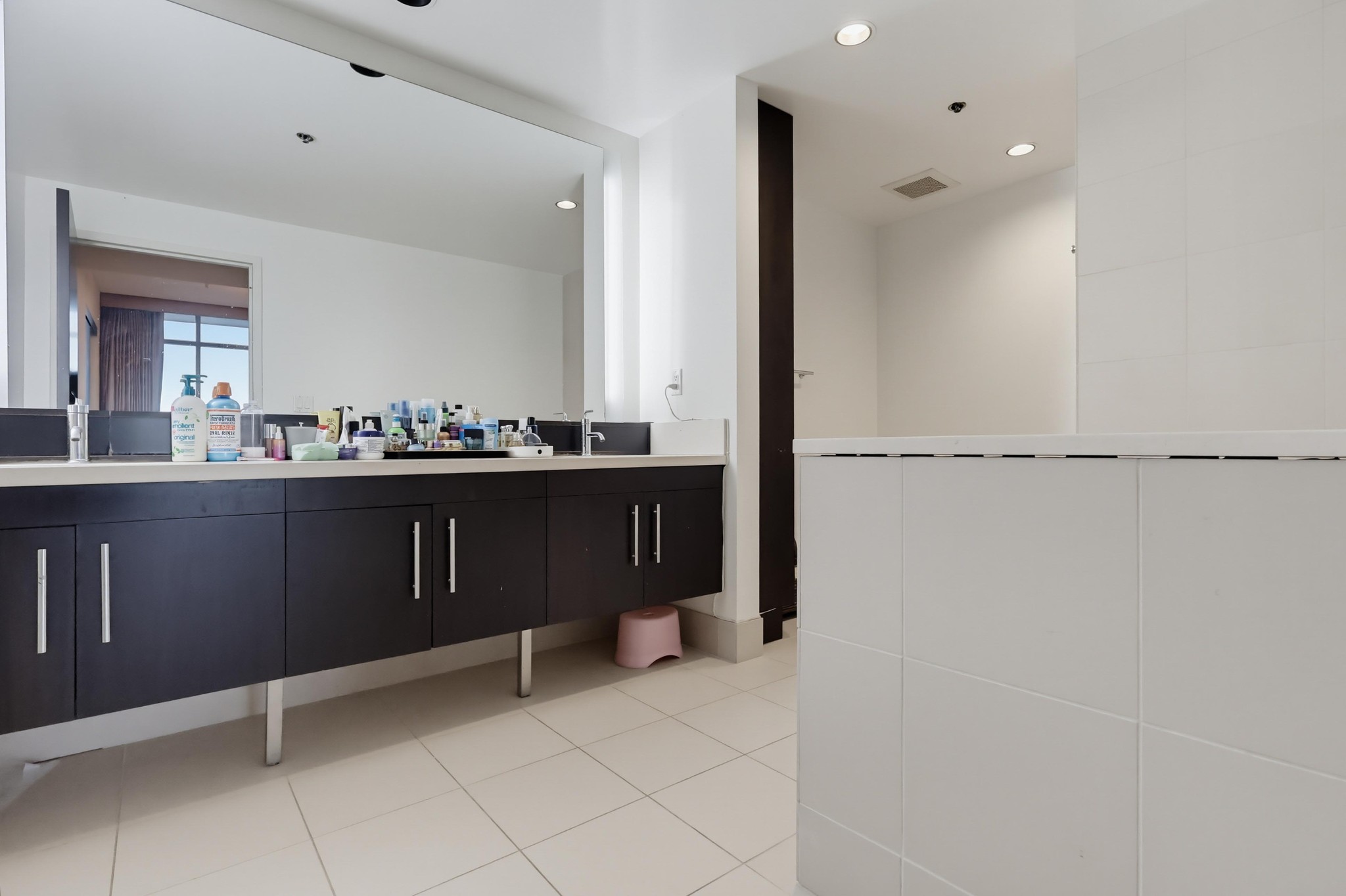 Virtual tour photo 35 of 84 for 1100 S Hope St Apt 1302
