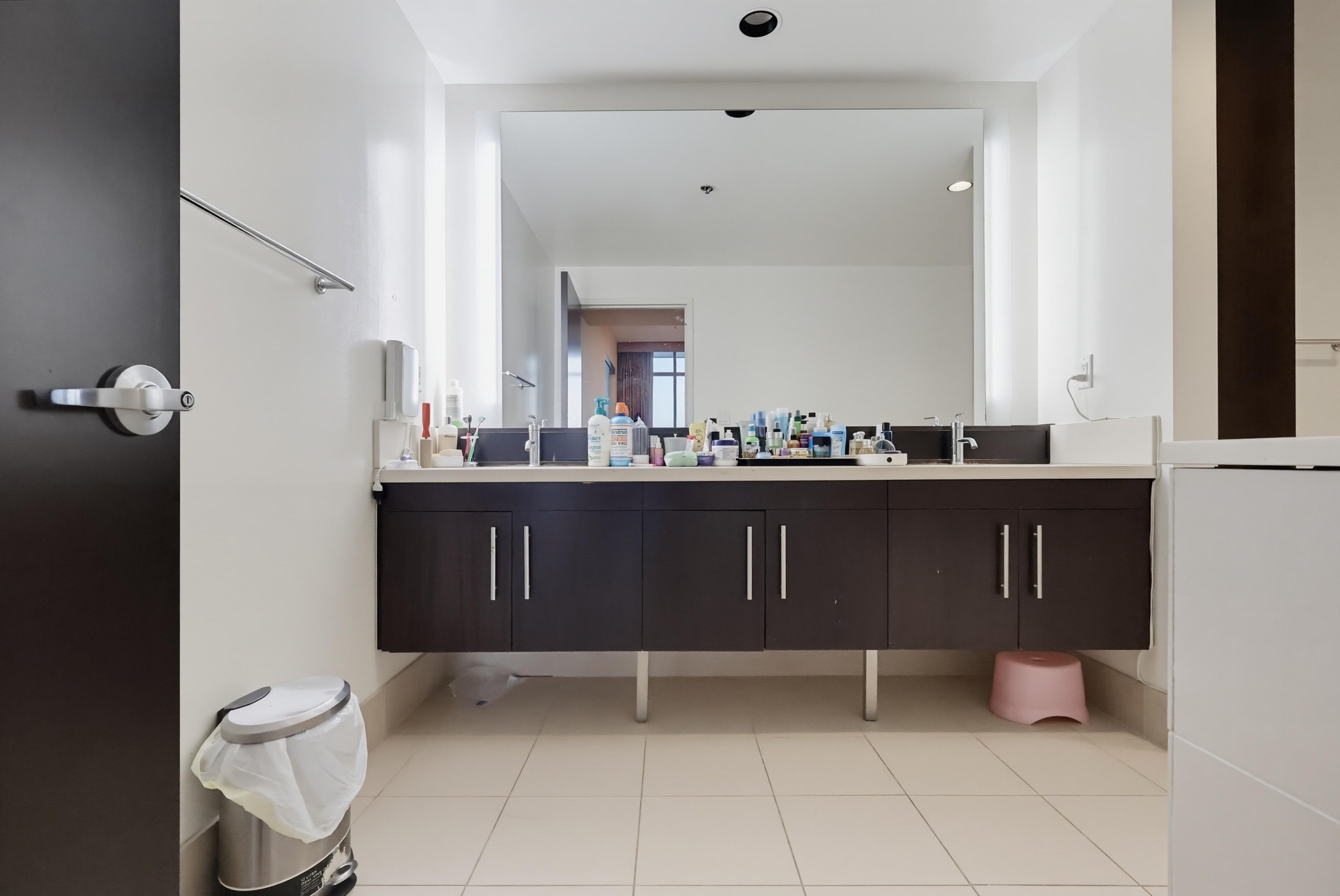 Virtual tour photo 36 of 84 for 1100 S Hope St Apt 1302