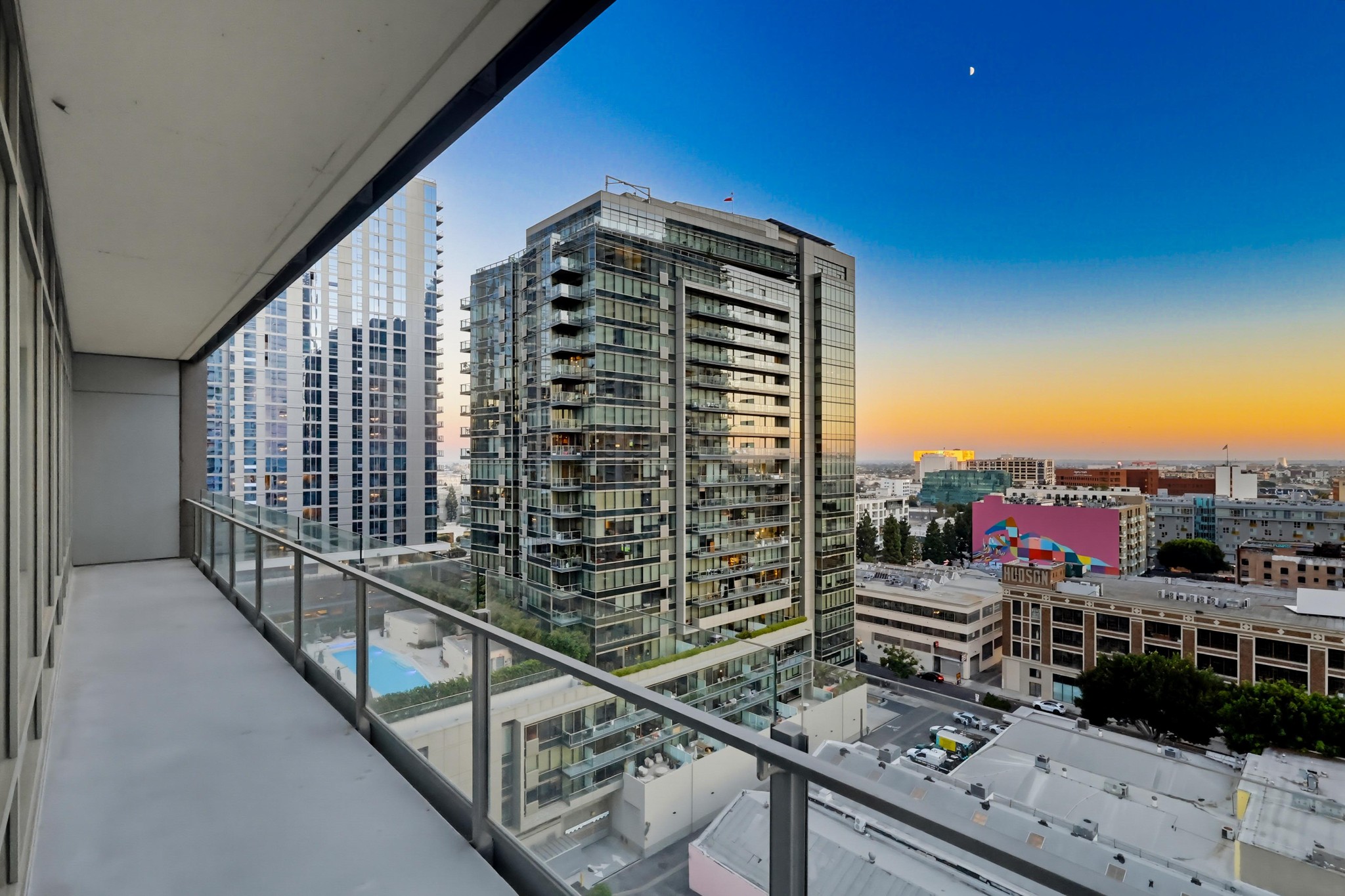 Virtual tour photo 49 of 84 for 1100 S Hope St Apt 1302