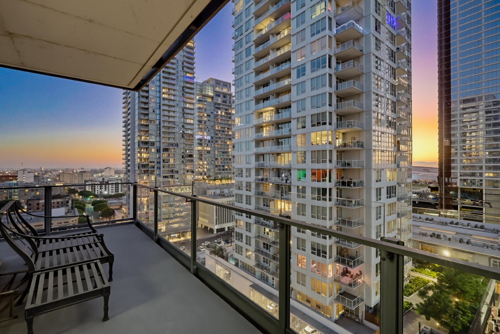 Virtual tour photo 50 of 84 for 1100 S Hope St Apt 1302