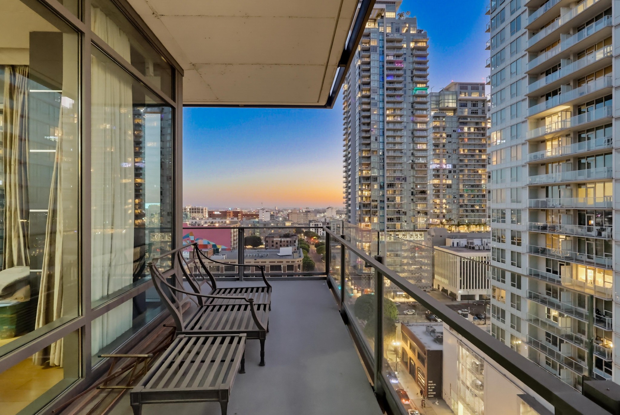 Virtual tour photo 51 of 84 for 1100 S Hope St Apt 1302