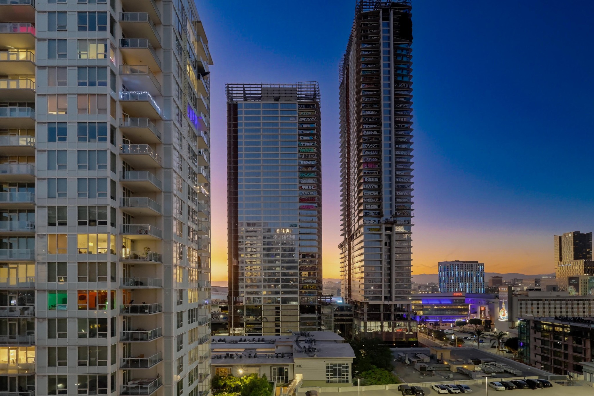 Virtual tour photo 52 of 84 for 1100 S Hope St Apt 1302