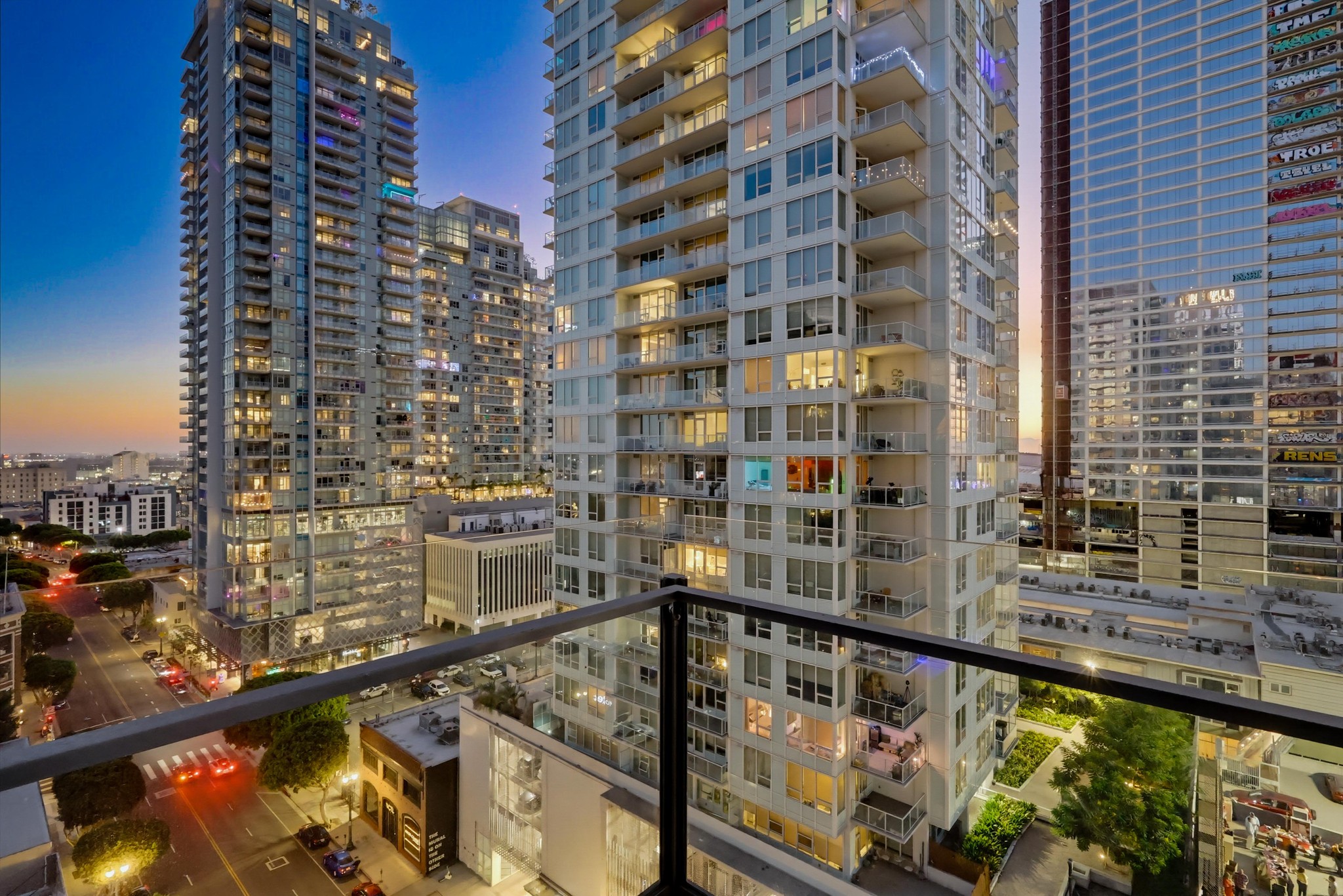 Virtual tour photo 53 of 84 for 1100 S Hope St Apt 1302