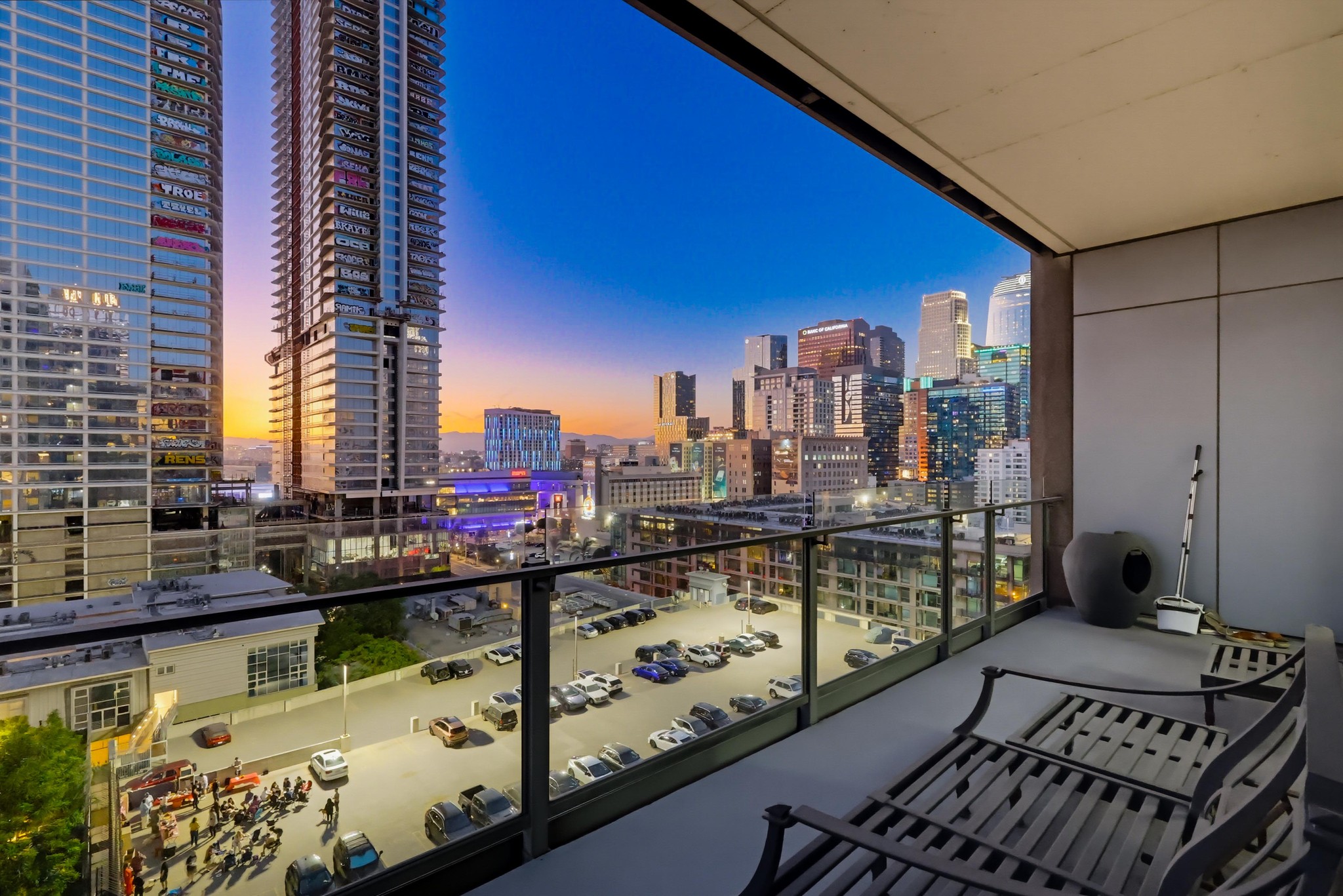 Virtual tour photo 54 of 84 for 1100 S Hope St Apt 1302