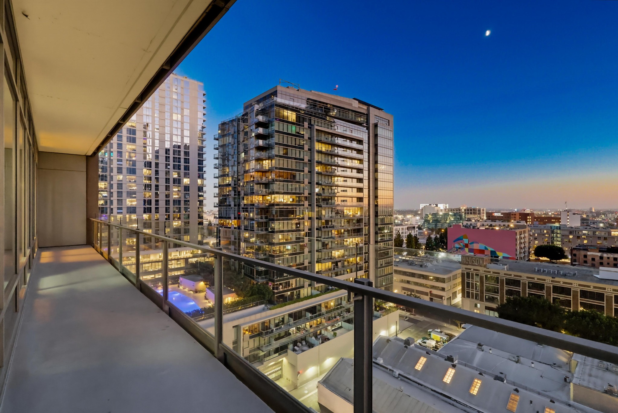 Virtual tour photo 55 of 84 for 1100 S Hope St Apt 1302