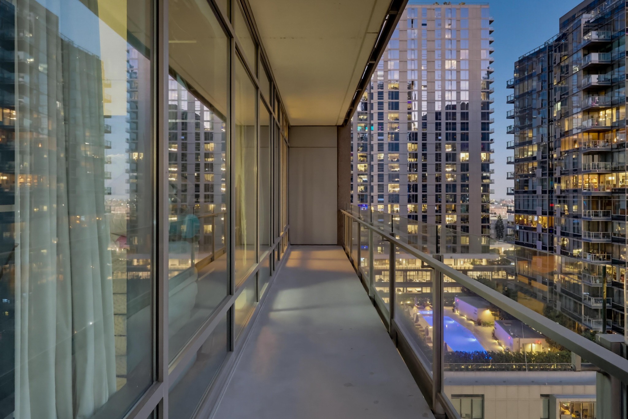 Virtual tour photo 56 of 84 for 1100 S Hope St Apt 1302