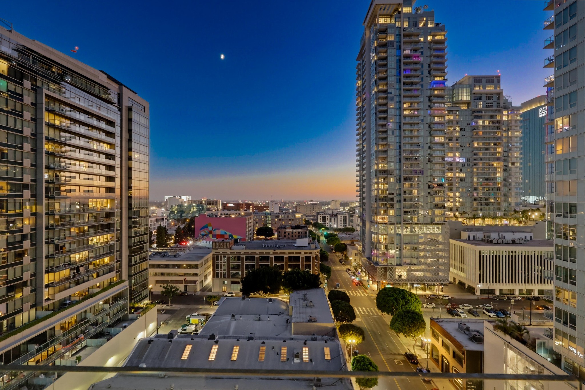 Virtual tour photo 57 of 84 for 1100 S Hope St Apt 1302