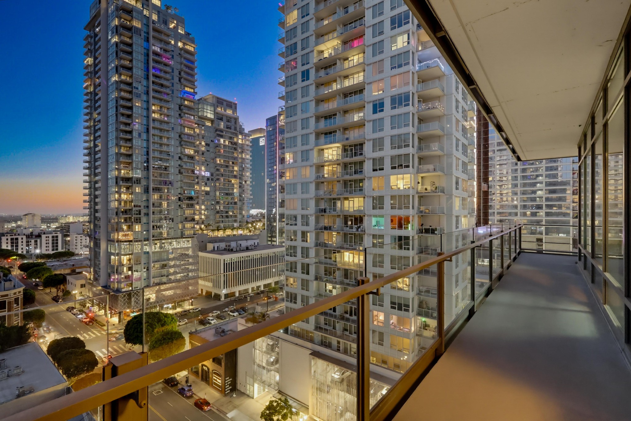 Virtual tour photo 58 of 84 for 1100 S Hope St Apt 1302