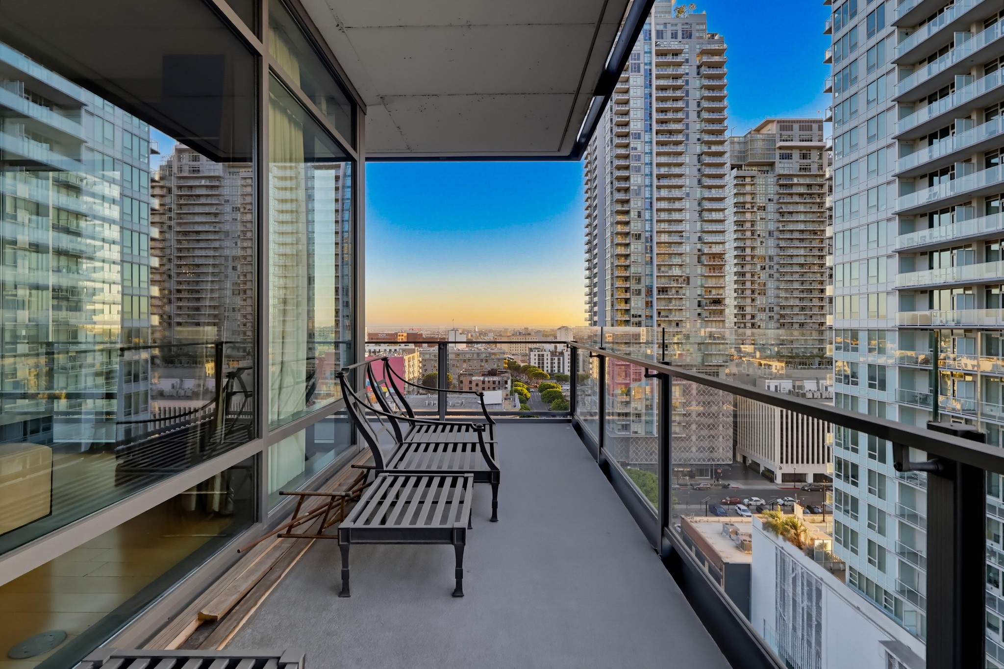 Virtual tour photo 63 of 84 for 1100 S Hope St Apt 1302