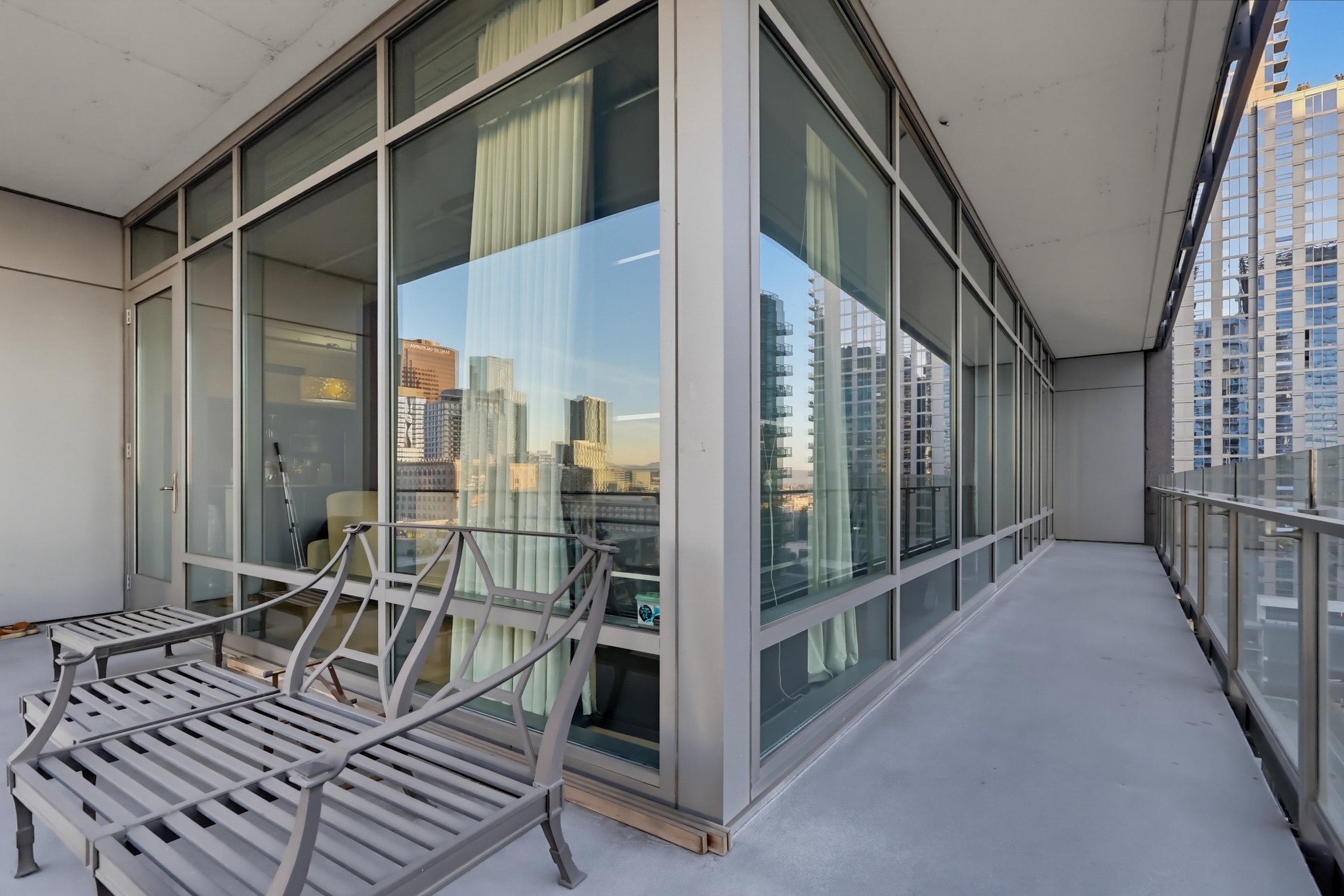 Virtual tour photo 64 of 84 for 1100 S Hope St Apt 1302