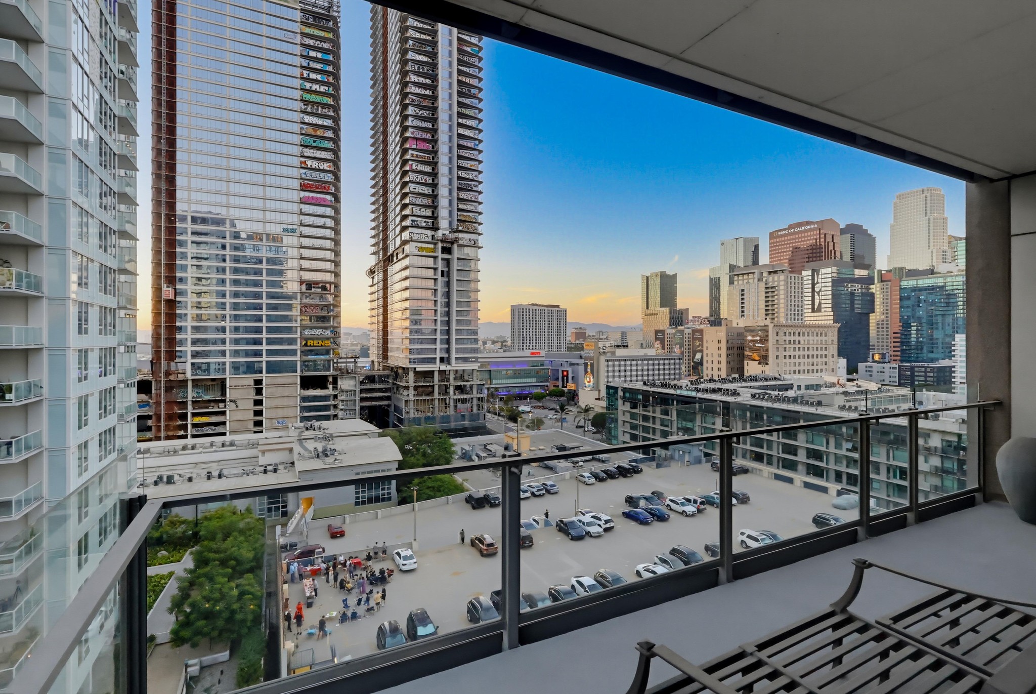 Virtual tour photo 66 of 84 for 1100 S Hope St Apt 1302