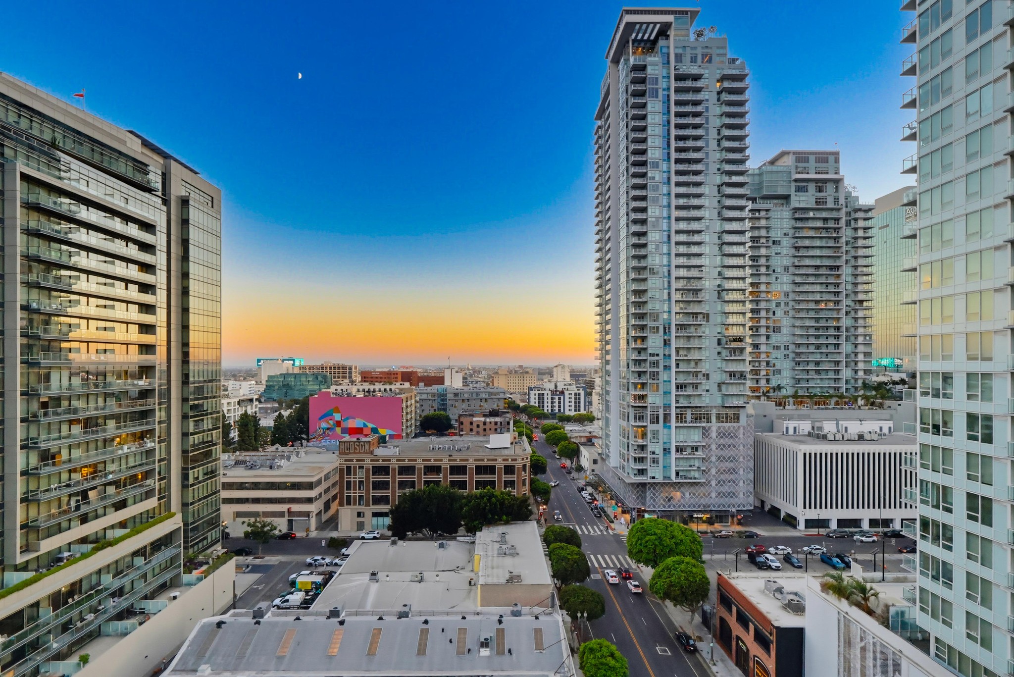 Virtual tour photo 69 of 84 for 1100 S Hope St Apt 1302
