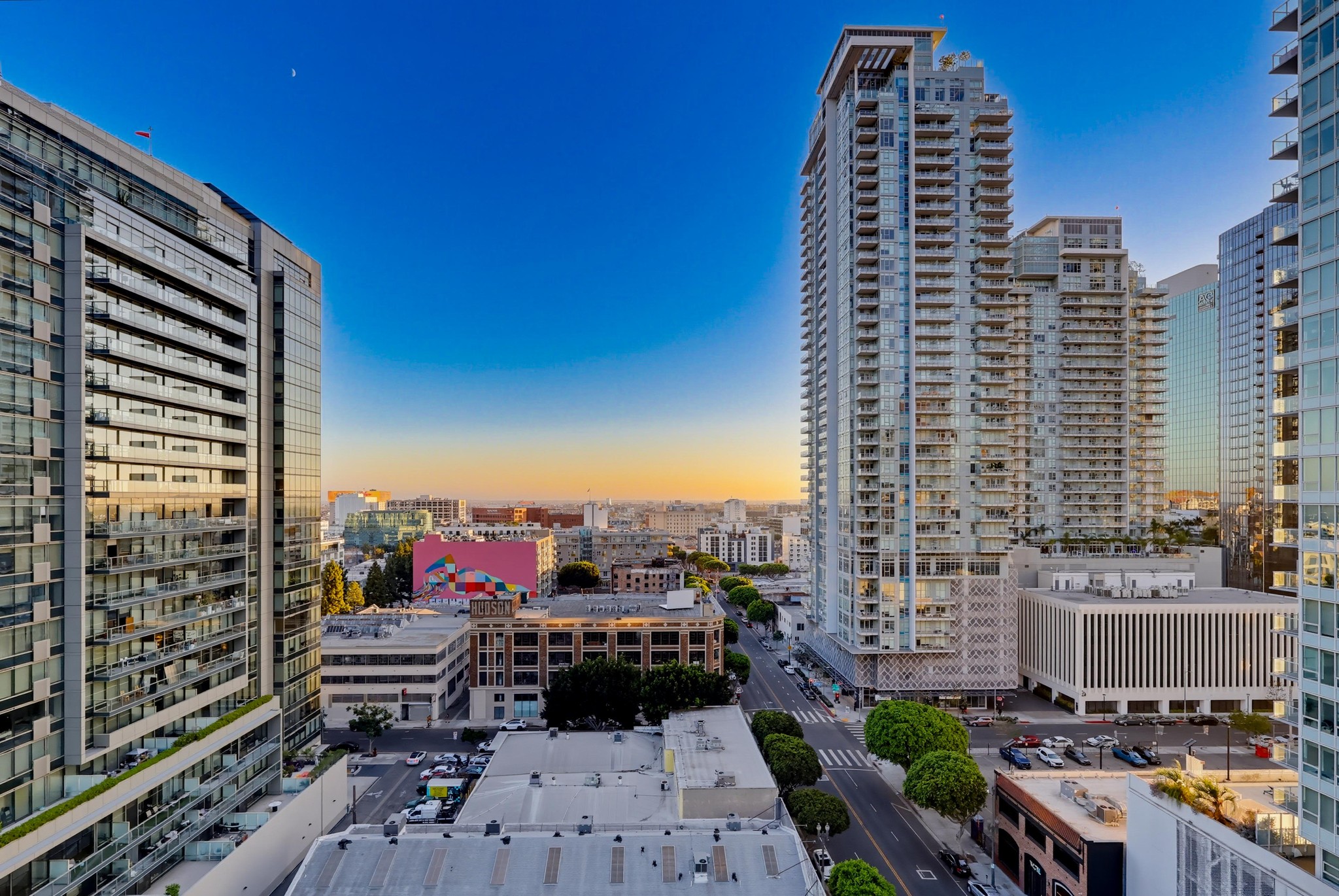 Virtual tour photo 71 of 84 for 1100 S Hope St Apt 1302