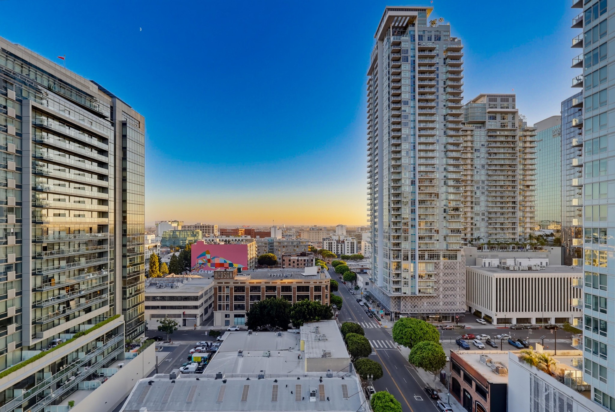 Virtual tour photo 73 of 84 for 1100 S Hope St Apt 1302