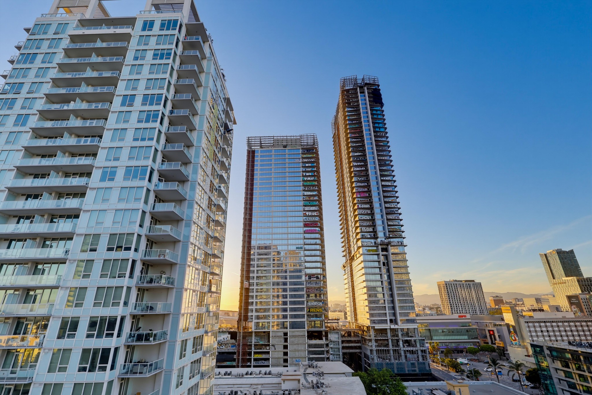 Virtual tour photo 77 of 84 for 1100 S Hope St Apt 1302
