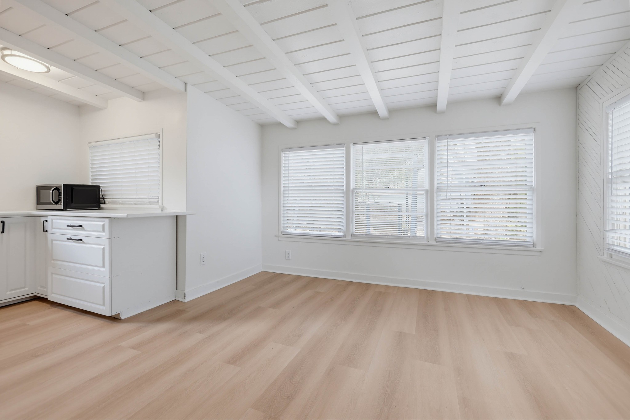 Virtual tour photo 10 of 37 for 1108 W Acacia Ave