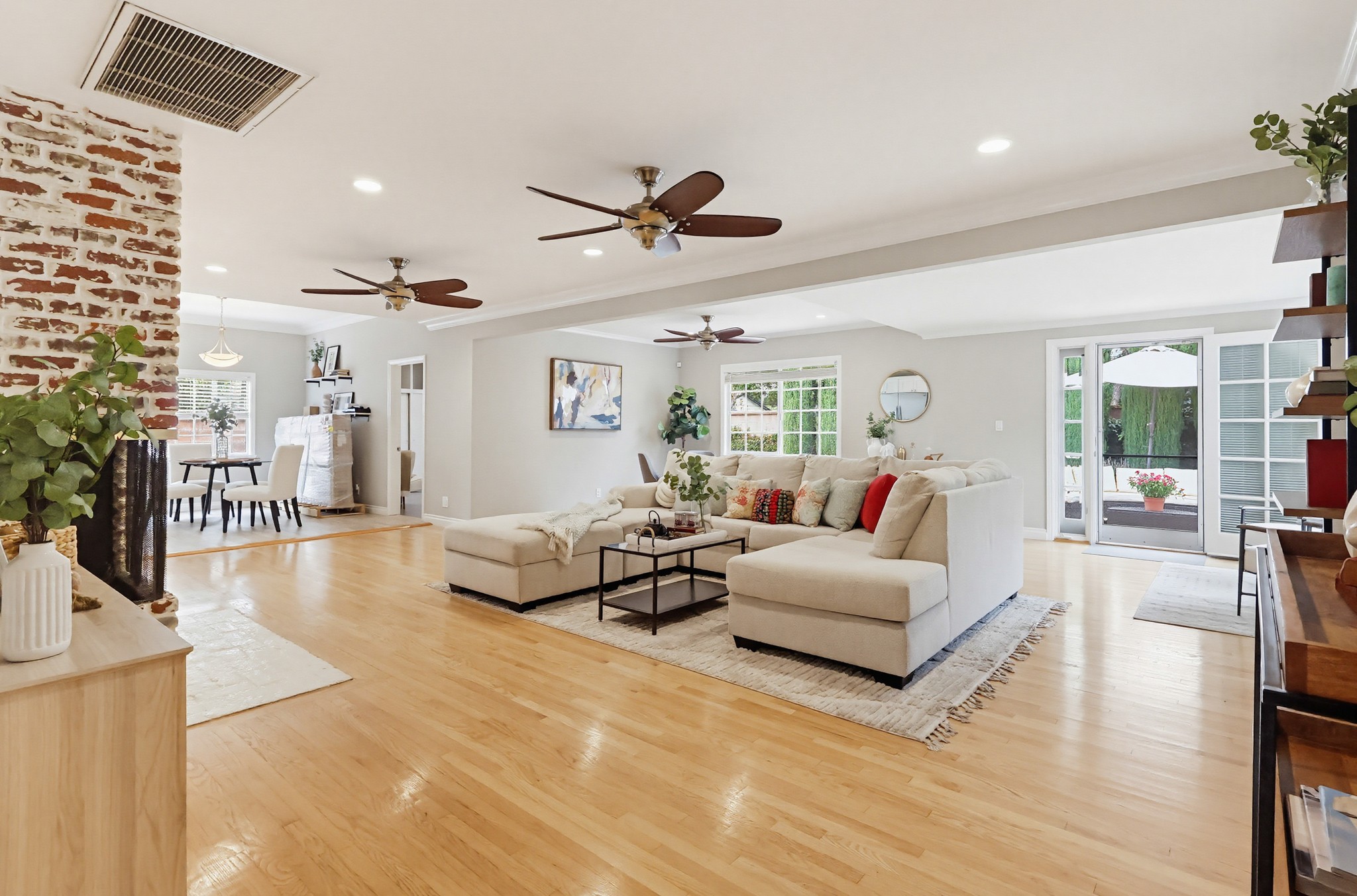 Virtual tour photo 14 of 110 for 1115 W Briarcroft Rd