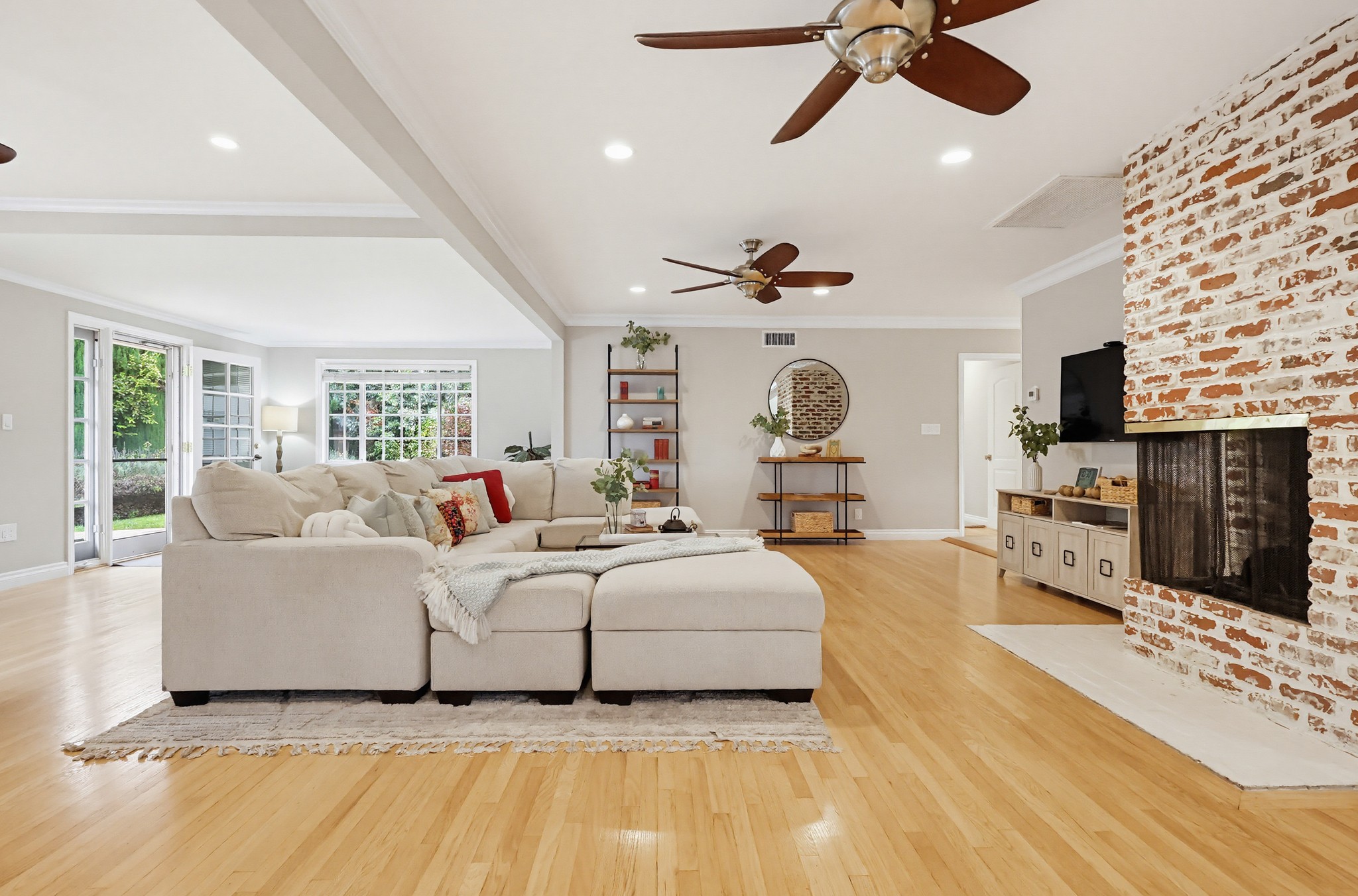 Virtual tour photo 17 of 110 for 1115 W Briarcroft Rd