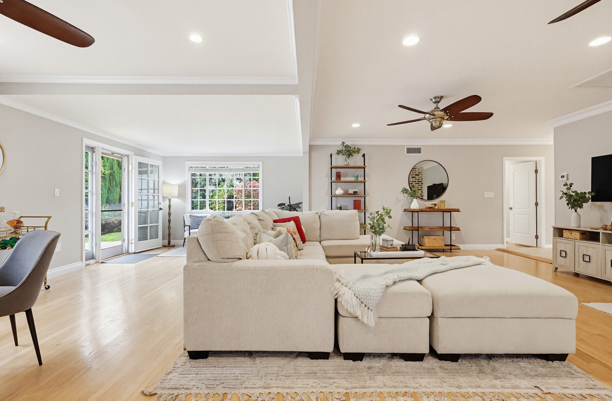 Virtual tour photo 18 of 110 for 1115 W Briarcroft Rd