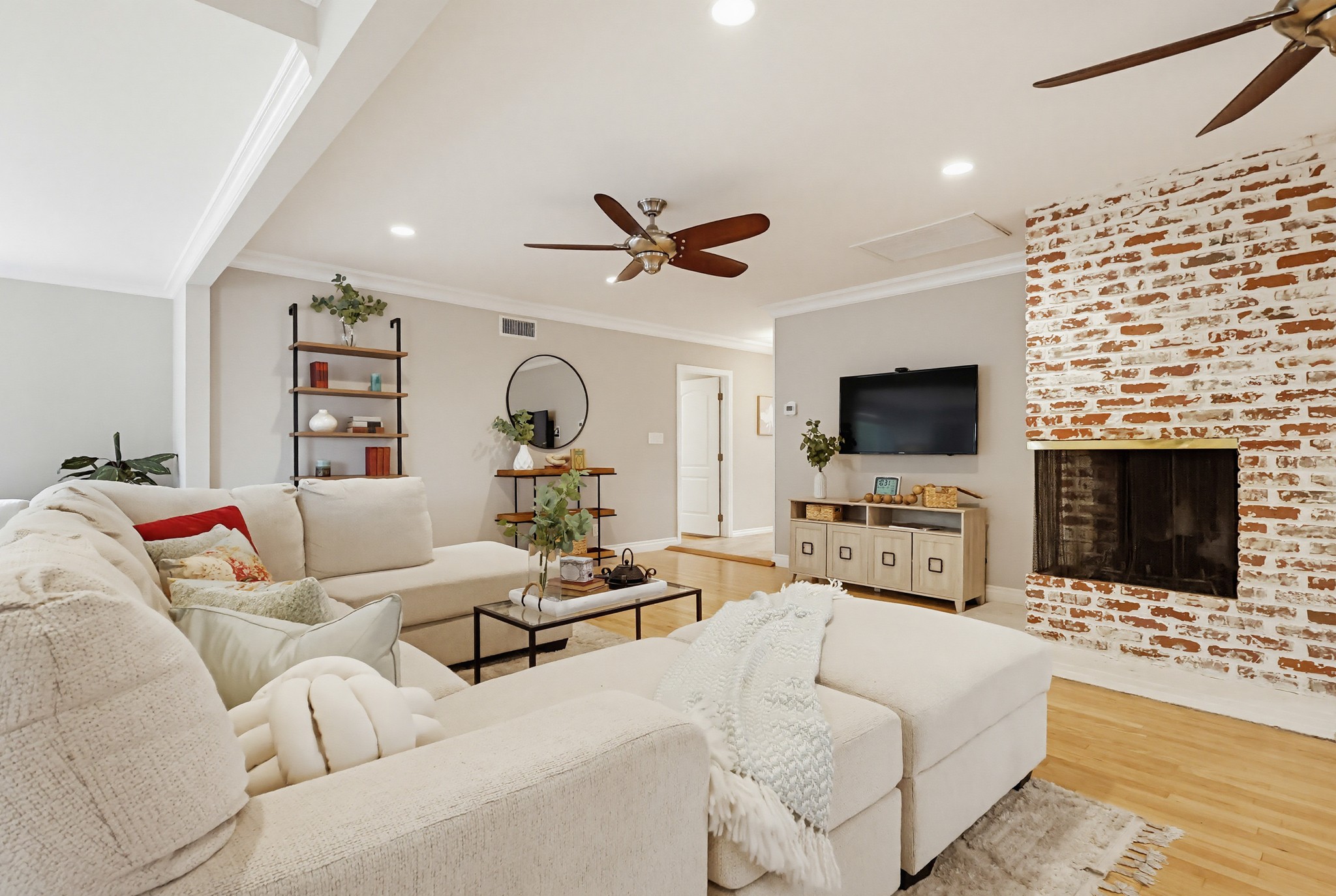Virtual tour photo 21 of 110 for 1115 W Briarcroft Rd